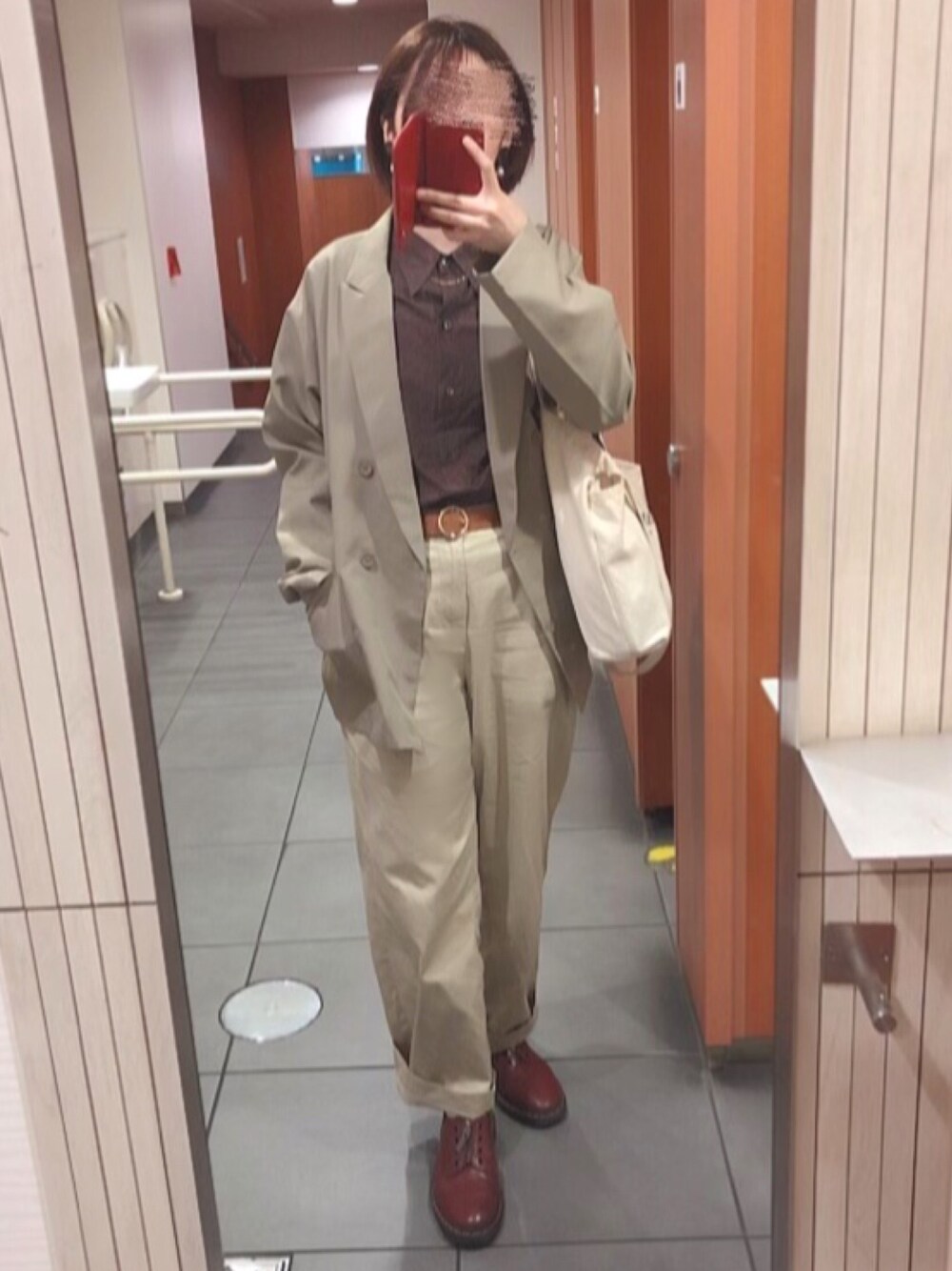 ベージュ系のテーラードジャケット、ブラウン系のシャツ/ブラウス、ホワイト系のトートバッグを着用したレディースの春コーディネートの1枚目の写真