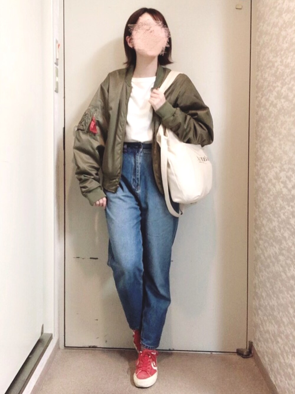 グリーン系のMA-1、ホワイト系のTシャツ/カットソー、ホワイト系のトートバッグを着用したレディースの春コーディネートの1枚目の写真