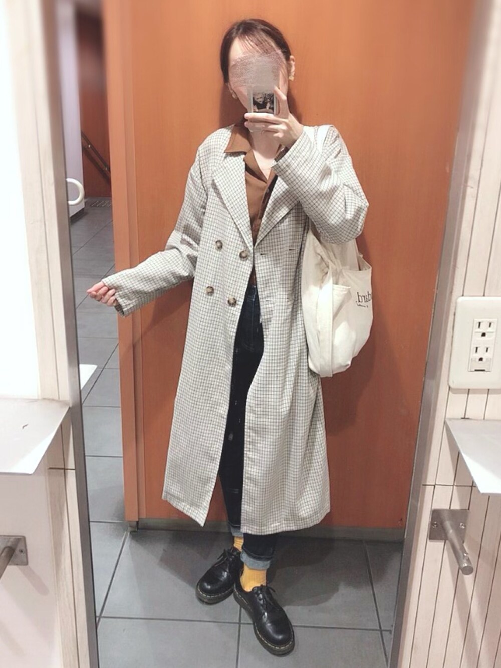 ベージュ系のノーカラージャケット、ブラウン系のシャツ/ブラウス、ブルー系のデニムパンツを着用したレディースの春コーディネートの1枚目の写真