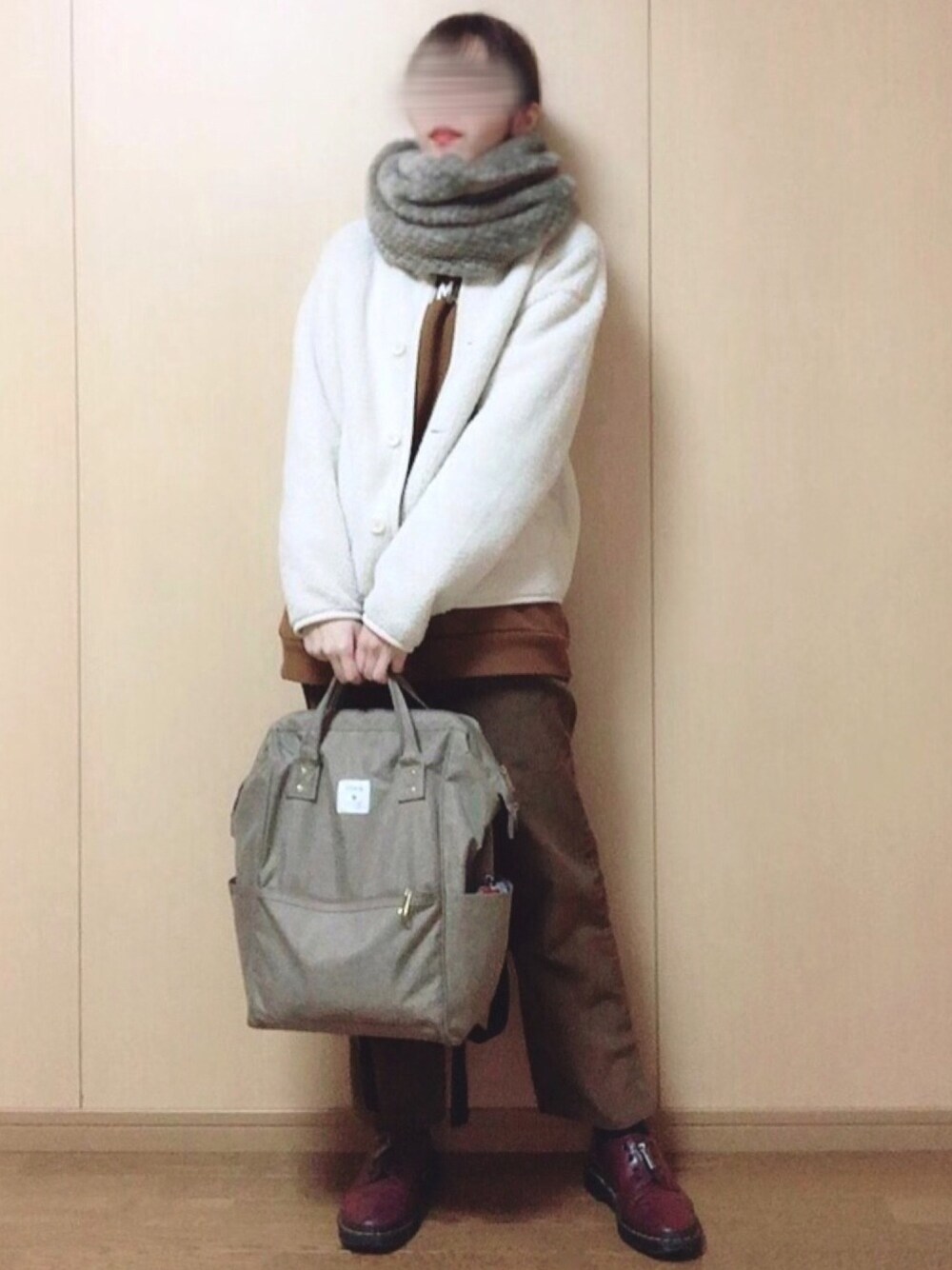 ベージュ系のバックパック/リュック、ホワイト系のその他アウター、ブラウン系のスウェットを着用したレディースの冬コーディネートの1枚目の写真