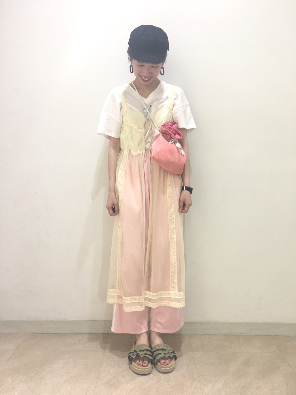 「カジュアル、ゆるコーデ、ラフ、ootd、Tシャツ、ワンピース、アディダス、キャスケット、巾着バッグ、サンダル」｜「Casseliniのファブリックグリースキャップ（キャップ、ブラック系）」を使った、ayumi☻さん（レディース・165cm）の夏コーディネートの1枚目の写真