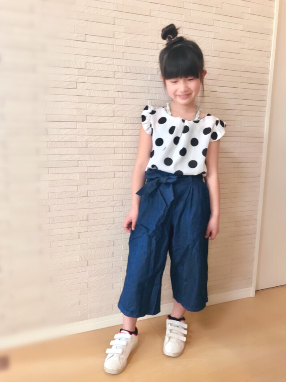 ホワイト系のシャツ/ブラウス、ブルー系のその他パンツ、ホワイト系のスニーカーを着用したキッズの春コーディネートの1枚目の写真