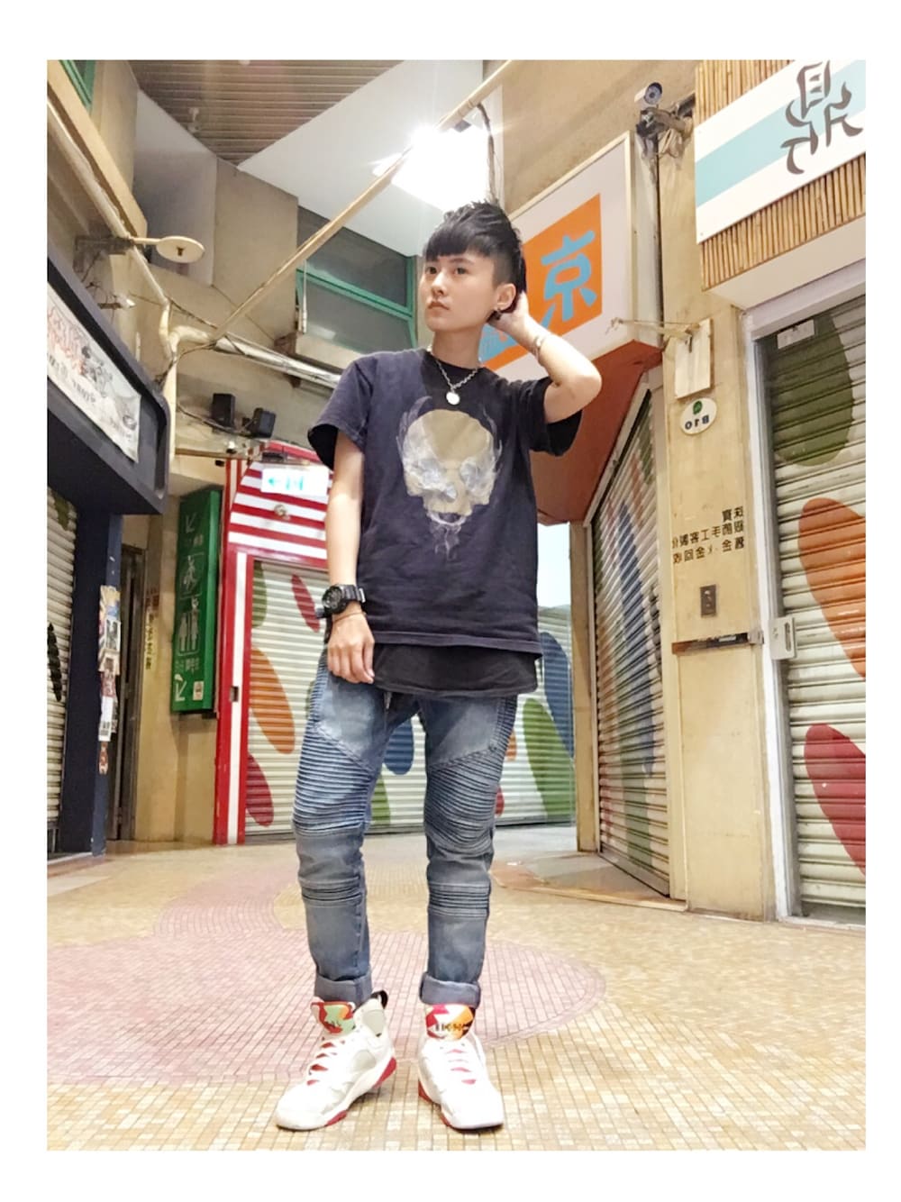 「REMIXのアイテム（Tシャツ/カットソー、ブラック系）」を使った、艾尼漾蘫齊さん（メンズ・160cm）の春コーディネートの1枚目の写真