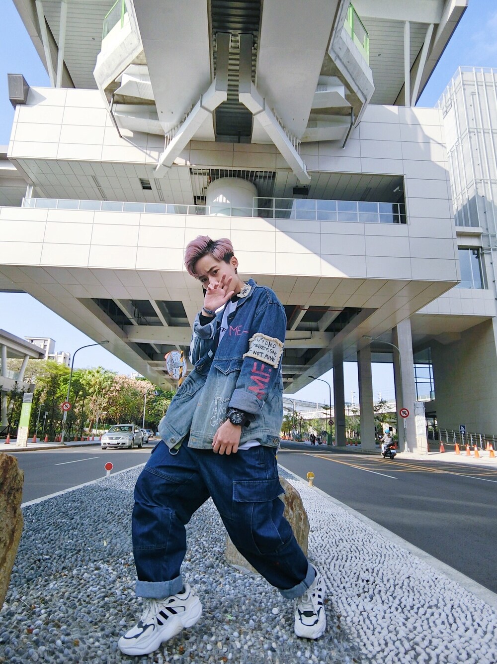 「ootd、街頭穿搭、daily look、streetstyle、adidas、adidas originals」｜「Slightly NumbのBLANK DENIM JACKET（デニムジャケット、ブルー系）」を使った、艾尼漾蘫齊さん（メンズ・160cm）の春コーディネートの1枚目の写真