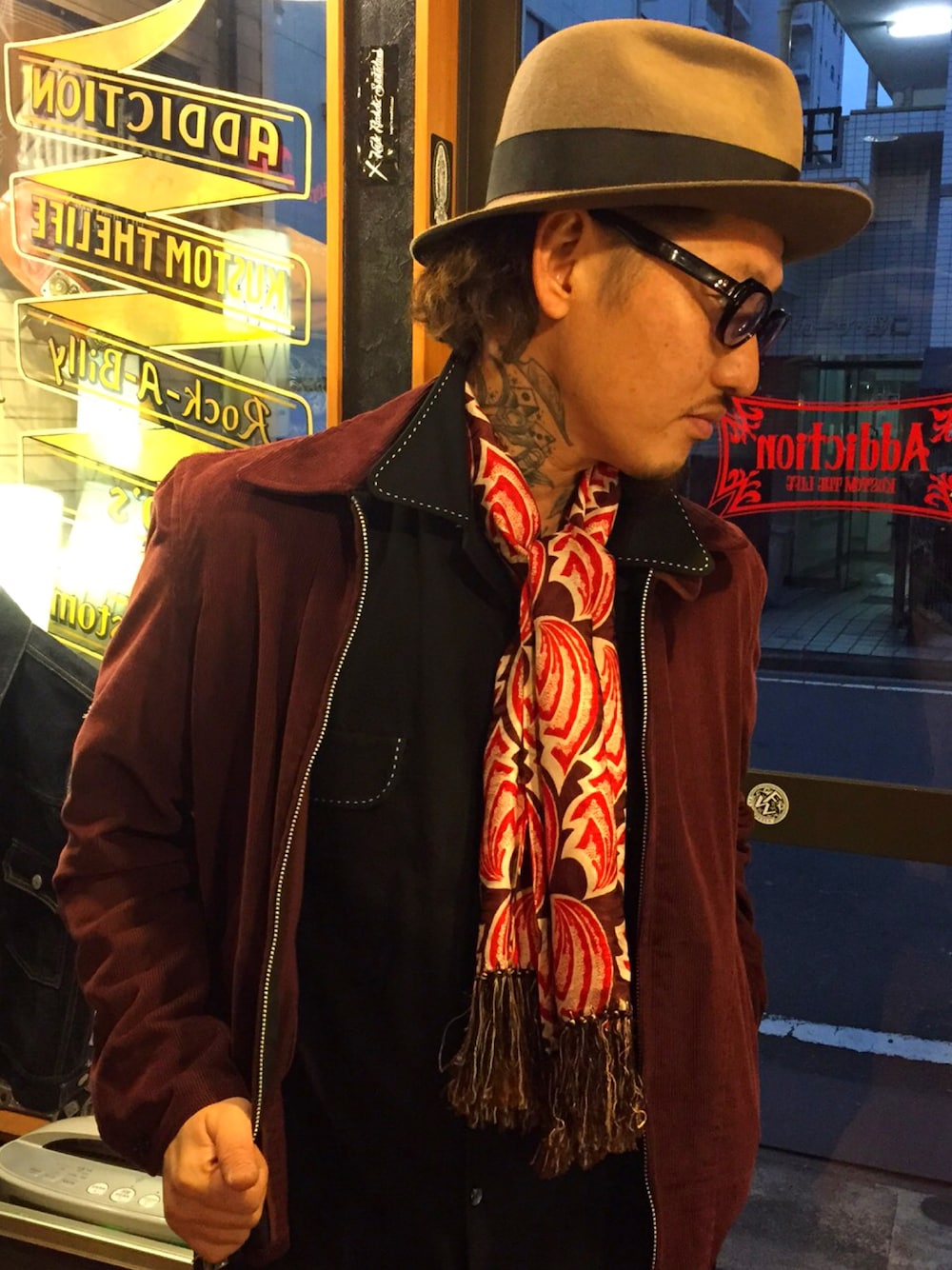 ブラック系のシャツ/ブラウス、ブラウン系のブルゾン、その他のストール/ショールを着用したメンズの冬コーディネートの1枚目の写真