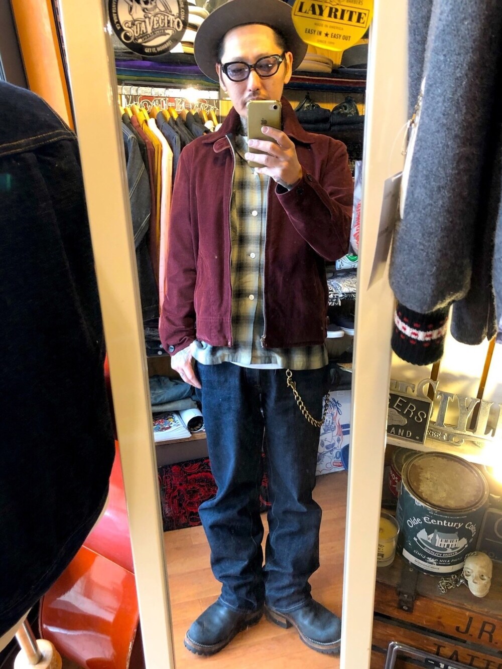 ブラウン系のブルゾン、その他のシャツ/ブラウス、ブルー系のデニムパンツを着用したメンズの冬コーディネートの1枚目の写真