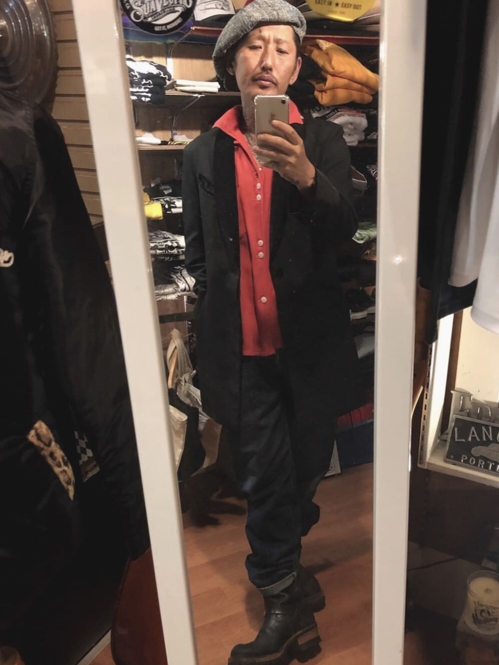 レッド系のシャツ/ブラウス、ブルー系のデニムパンツ、ブラック系のブーツを着用したメンズの冬コーディネートの1枚目の写真