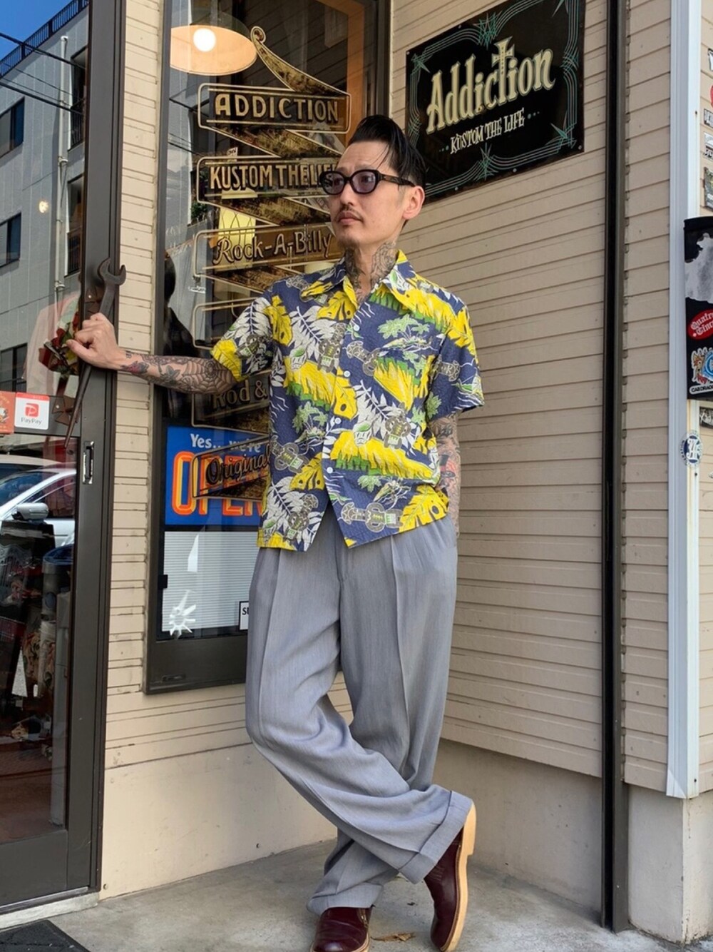 その他のシャツ/ブラウス、グレー系のスラックス、ブラウン系のスリッポンを着用したメンズの夏コーディネートの1枚目の写真