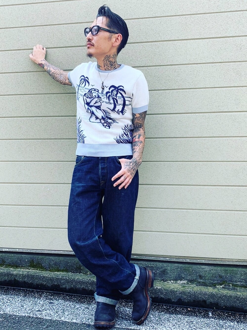 その他のニット/セーター、ブルー系のデニムパンツ、ブラック系のブーツを着用したメンズの夏コーディネートの1枚目の写真