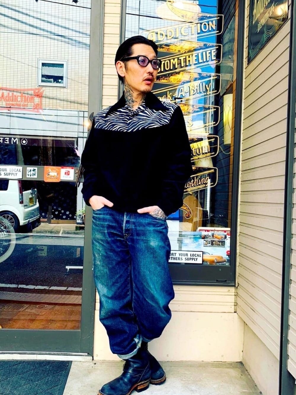 ブラック系のシャツ/ブラウス、ブルー系のデニムパンツ、ブラック系のブーツを着用したメンズの冬コーディネートの1枚目の写真