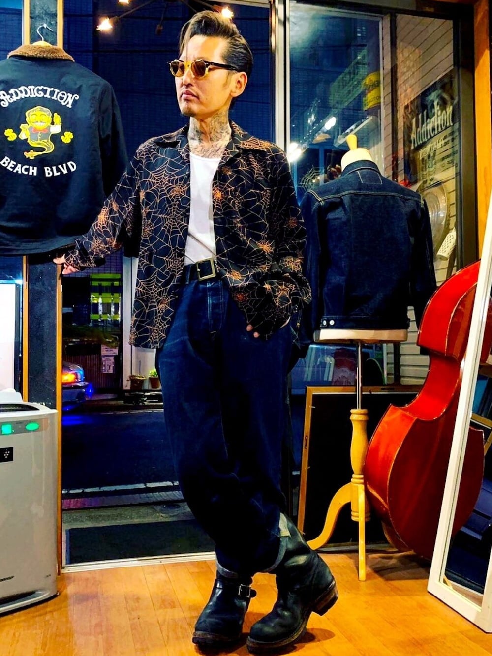 ブラック系のシャツ/ブラウス、ブルー系のデニムパンツ、ブラック系のブーツを着用したメンズの春コーディネートの1枚目の写真