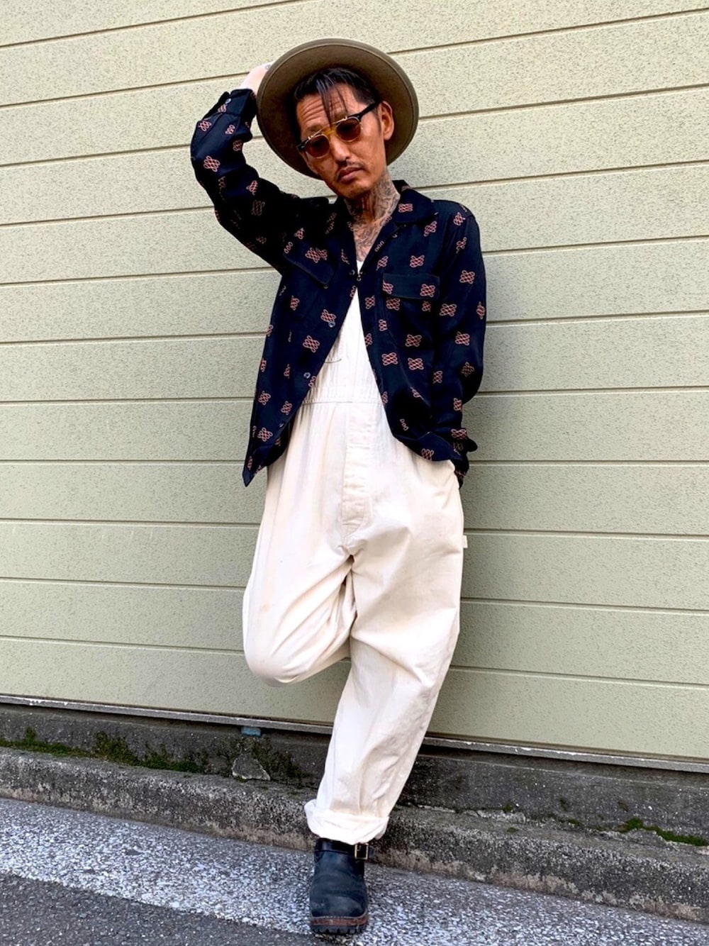 ブラック系のシャツ/ブラウス、ホワイト系のサロペット/オーバーオール、ブラック系のブーツを着用したメンズの春コーディネートの1枚目の写真