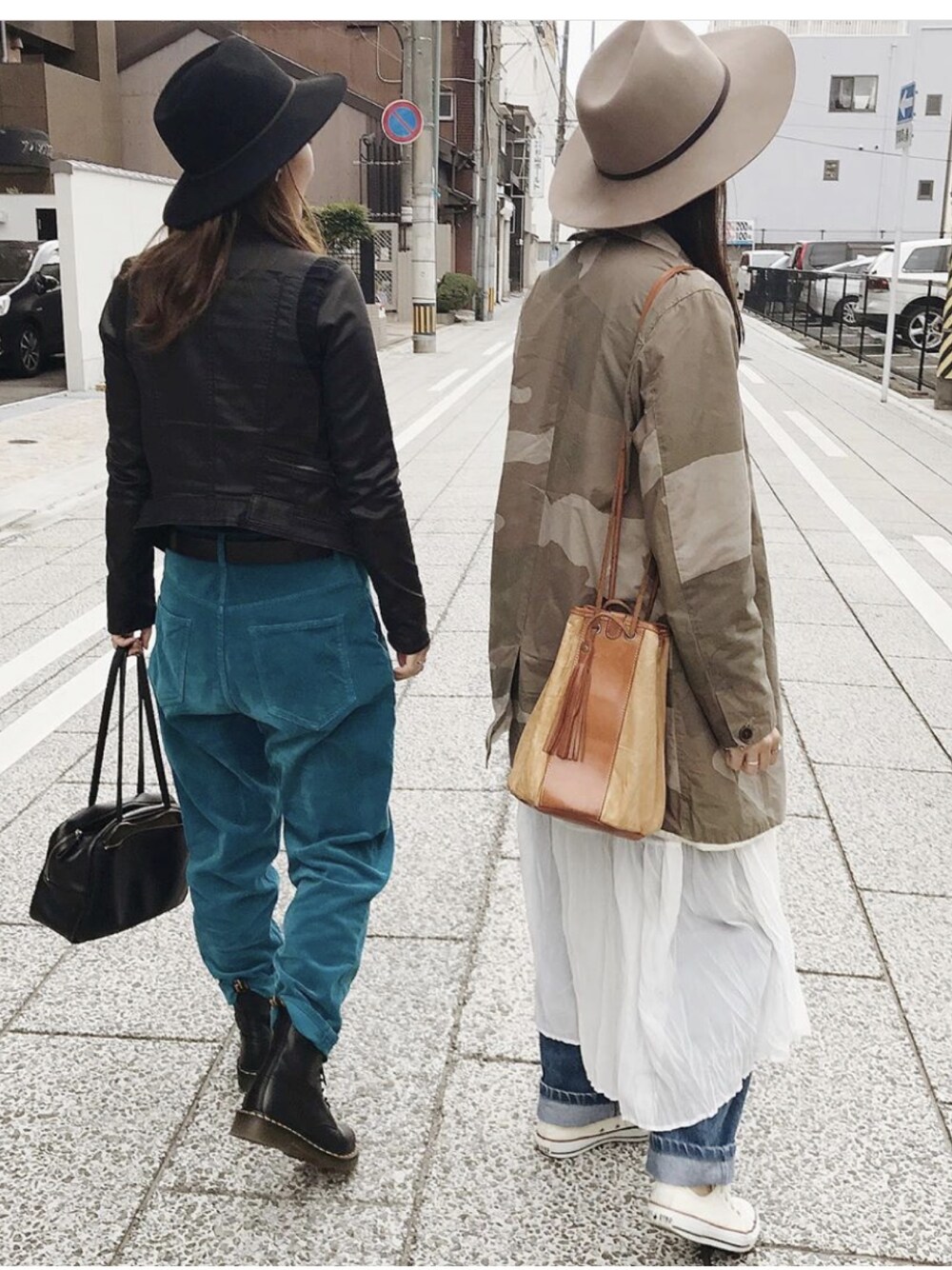 「冬コーデ、今日のコーデ、ootd、ホワイトコーデ、迷彩コーデ、白ワンピース、スニーカー、ゆるコーデ、ハット、姉妹コーデ」｜「CONVERSEのCONVERSE/コンバース　 ALLSTAR OX                 （スニーカー、ブラック系）」を使った、h’’さん（レディース・159cm）の冬コーディネートの1枚目の写真