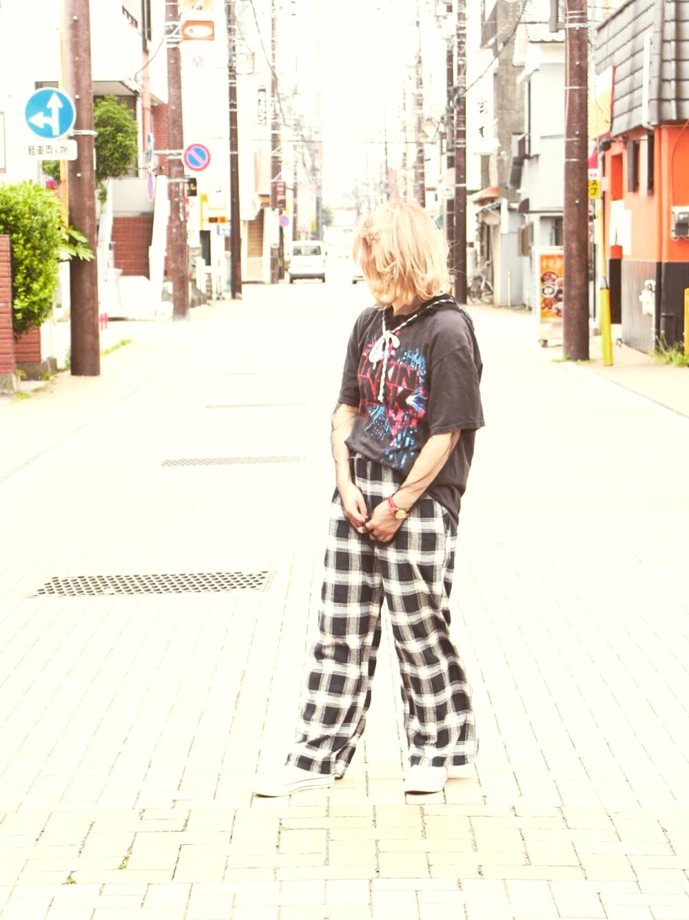 「バンドT、コーチ(COACH)、me、リンキンパーク、コンバース、チェックパンツ、ワイドパンツ、原宿系」｜「古着のアイテム（Tシャツ/カットソー、ブラック系）」を使った、あさみんさん（レディース・153cm）の春コーディネートの1枚目の写真