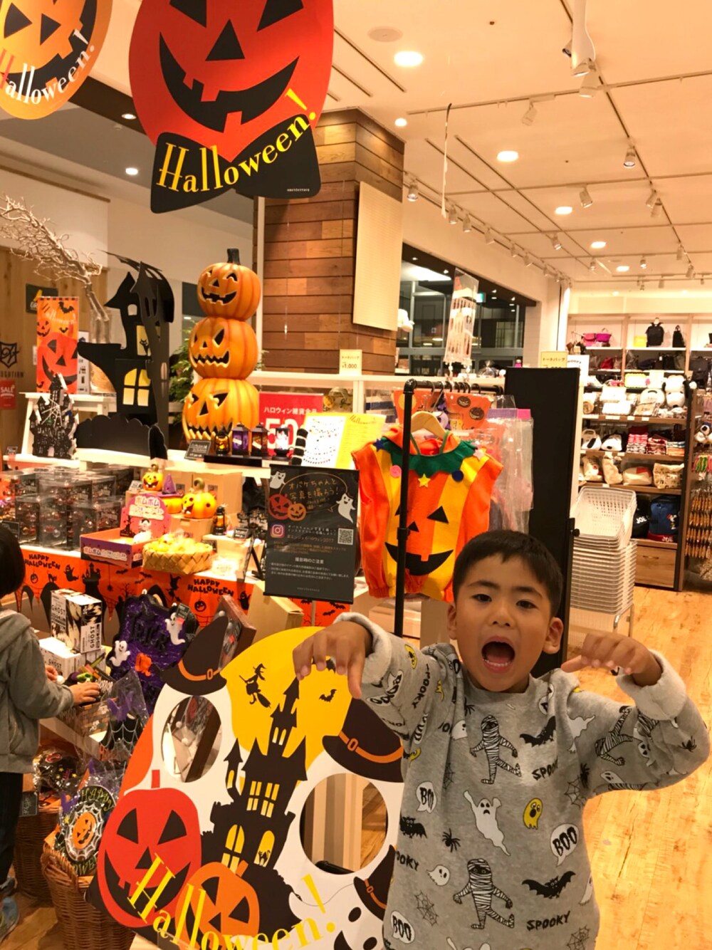 グレー系のスウェットを着用したキッズの秋コーディネートの1枚目の写真