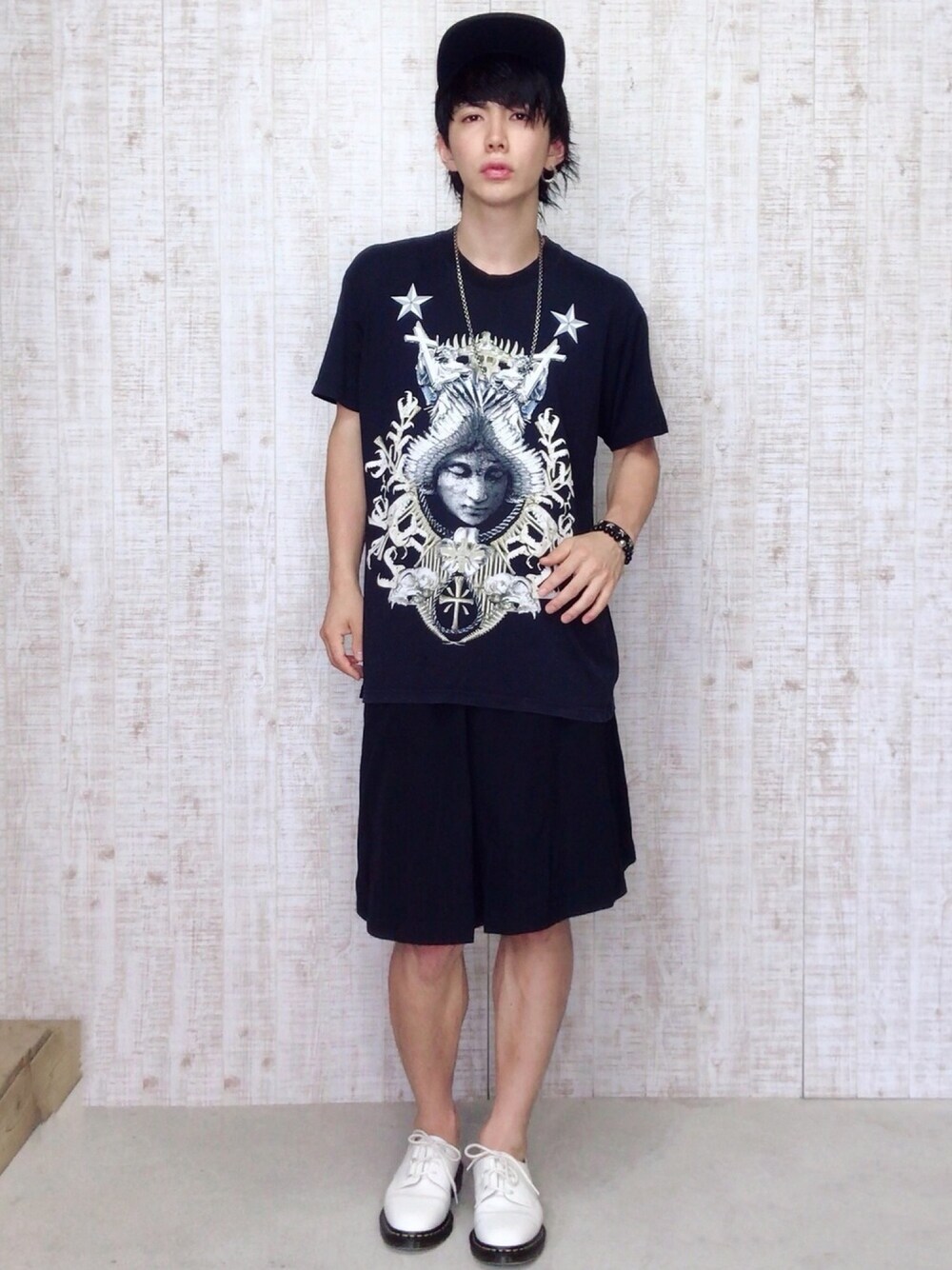 「メンズスカート、ハーフパンツ、ブラックコーデ、黒コーデ、チェーンネックレス、キャップコーデ、白スニーカー」｜「GIVENCHYのアイテム（その他パンツ、ブラック系）」を使った、soraさん（メンズ・175cm）の夏コーディネートの1枚目の写真