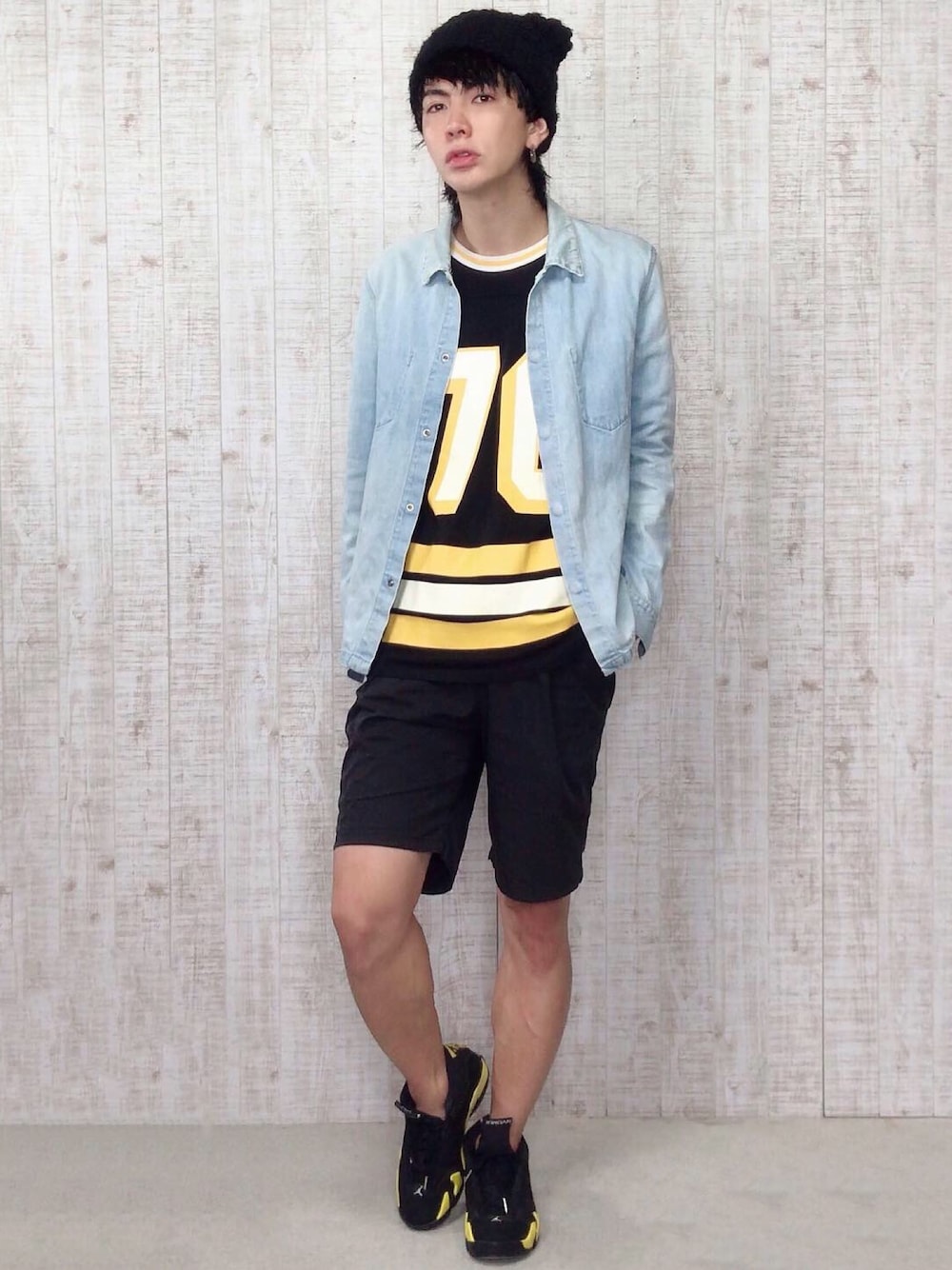 「ナンバリング、フットボールTシャツ、フットボールシャツ、ナンバーロゴ、ナンバープリント、デニムシャツ、ハーフパンツコーデ、ハーフパンツ、ニット帽コーデ」｜「nonnativeのアイテム（その他パンツ、ブラック系）」を使った、soraさん（メンズ・174cm）の秋コーディネートの1枚目の写真