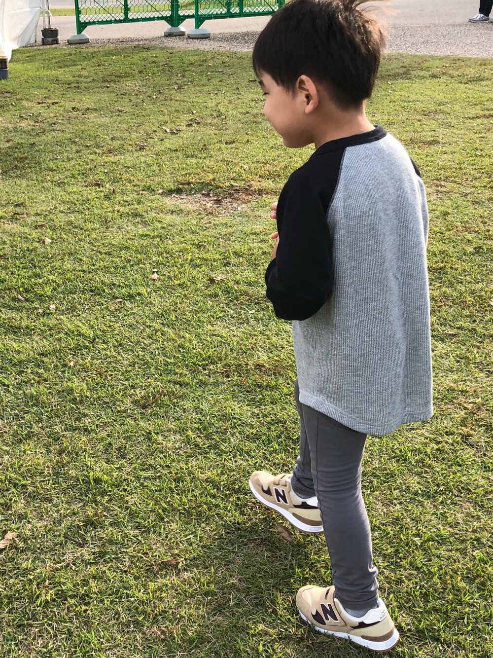 「息子、息子コーデ、男の子、男の子コーデ、UNIQLO、ロハスフェスタ」｜「NEW BALANCEのK313（スニーカー、ベージュ系）」を使った、nao＊さん（キッズ・110cm）の秋コーディネートの1枚目の写真