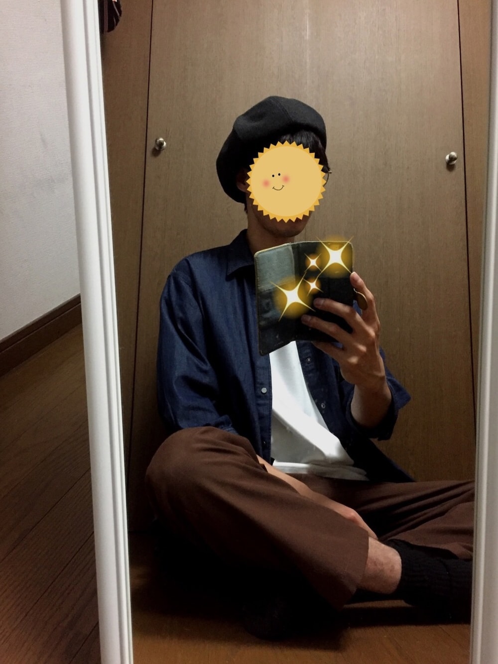 ホワイト系のTシャツ/カットソー、ブラウン系のその他パンツを着用したメンズの秋コーディネートの1枚目の写真