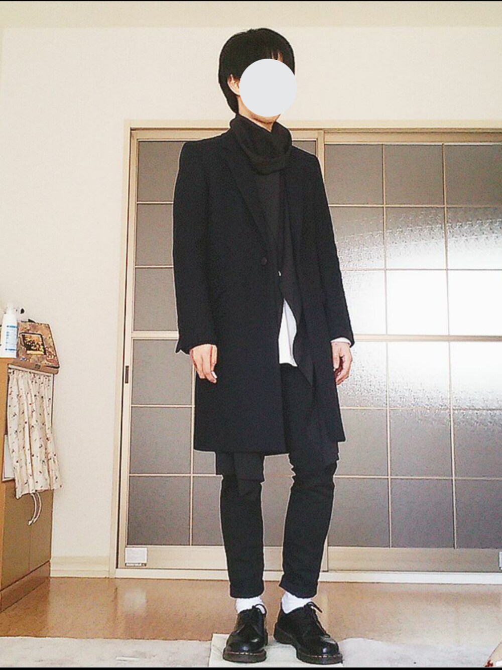 「チェスターコート、JOHN LAWRENCE SULLIVAN、STUDIOUS、モード、大人コーデ、キレイめ、シック、ドクターマーチン、革靴」｜「JOHN LAWRENCE SULLIVANのWOOL/CASHMERE CHESTERFIELD COAT（チェスターコート、ブルー系）」を使った、こおすけさん（メンズ・169cm）の冬コーディネートの1枚目の写真