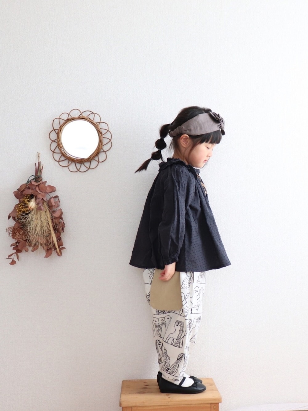「handmade、はるコーデ、モノトーン、ハンドメイド、おんなのこ、キッズコーデ、kidsfashion、おしゃれさんと繋がりたい」｜「Handmadeのアイテム（シャツ/ブラウス、ブラック系）」を使った、naa_booさん（キッズ・100cm）の春コーディネートの1枚目の写真