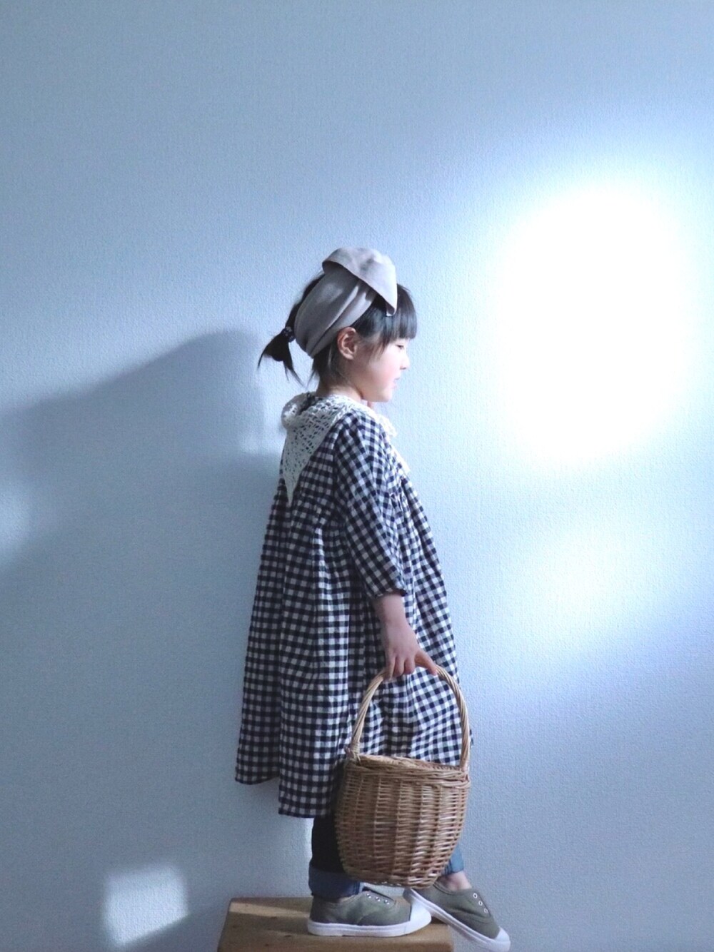 「キッズコーデ、おうちファッション、おんなのこ、kids、おしゃれさんと繋がりたい、チェックワンピース、かごバッグ、過去code」｜「Koreaのアイテム（ワンピース/ドレス、その他）」を使った、naa_booさん（キッズ・100cm）の春コーディネートの1枚目の写真