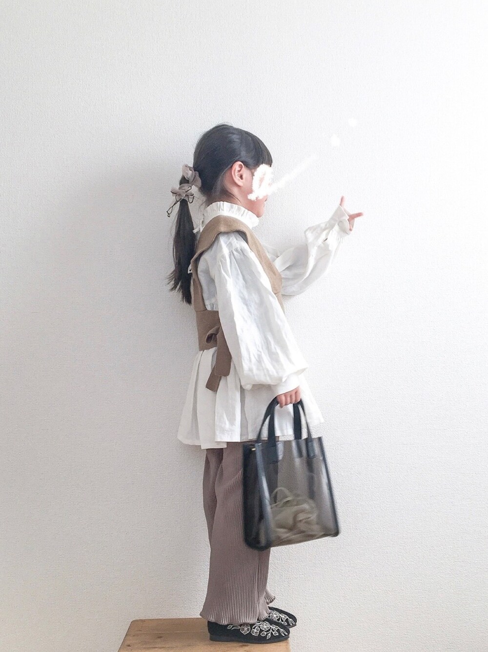 「キッズコーデ、春コーデ、女の子、休日スタイル、カジュアル、4歳、ブラウス」｜「petit mainのニットビスチェ×サイドスリットTシャツセット（Tシャツ/カットソー、ベージュ系）」を使った、naa_booさん（キッズ・110cm）の春コーディネートの1枚目の写真