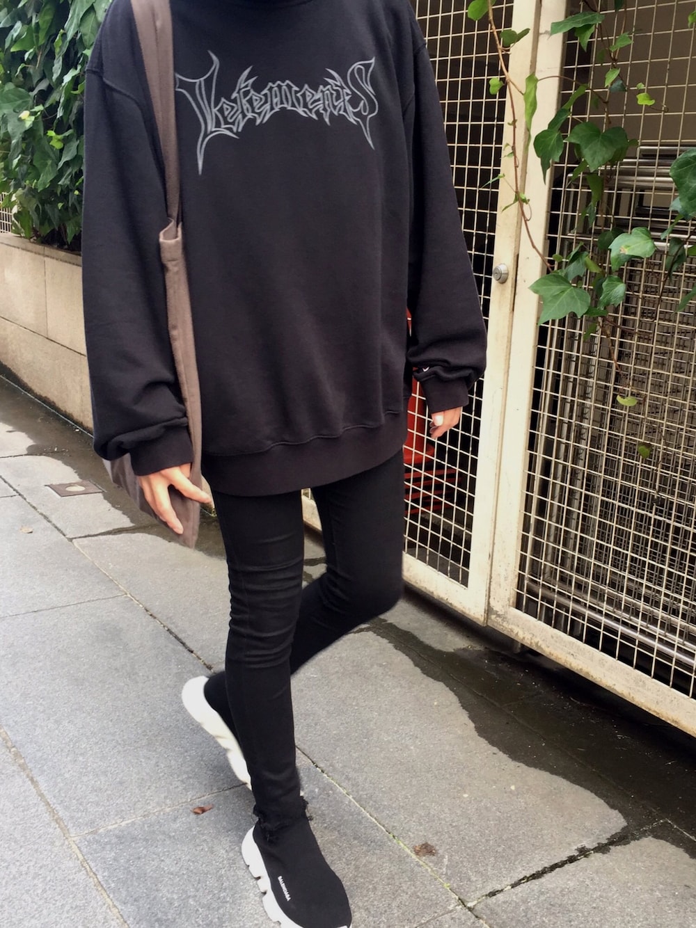 「シンプル、ブラックコーデ、vetements、BALENCIAGA、スピードトレーナー、秋のコーデ、スキニー、UNIQLO、ootd、ストリート」｜「VETEMENTSのアイテム（スウェット、ブラック系）」を使った、w1fuuさん（メンズ・173cm）の秋コーディネートの1枚目の写真