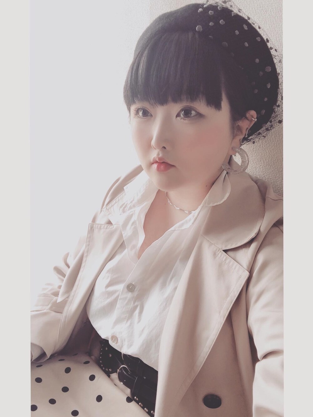 「大人カジュアル、トレンチコート、ベージュ、シルバーアクセサリー、ベレー帽、カオリノモリ、ベンジー、はるコーデ、白シャツ、スクエアトゥ」｜「kaorinomoriの【カオリノモリ】ロマネコベレー（ハンチング/ベレー帽、ブラック系）」を使った、りちうむさん（レディース・166cm）の春コーディネートの1枚目の写真