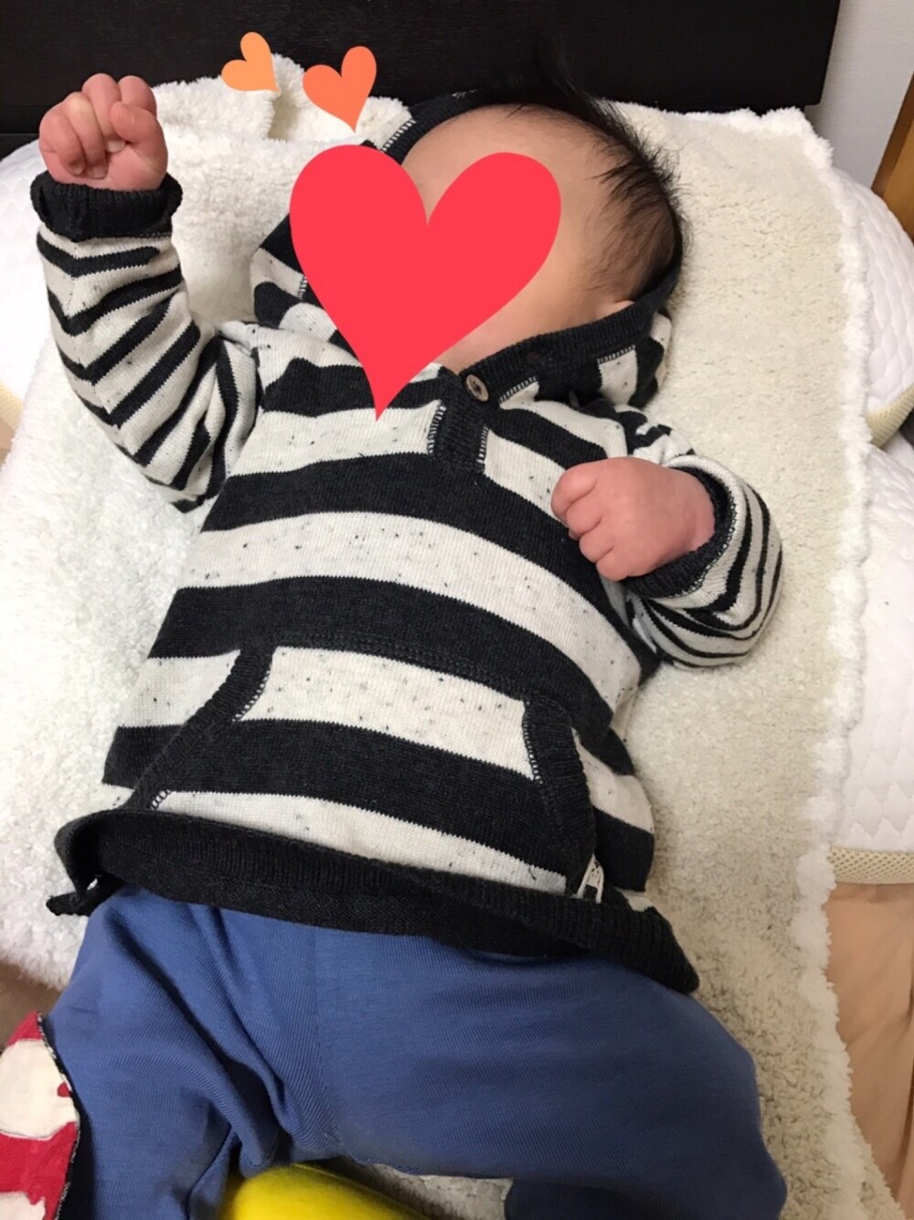 「ベビー、ベビーコーデ、赤ちゃん、赤ちゃんコーデ、０歳、3ヶ月」｜「H&Mのアイテム（ママ＆ベビー、ブラック系）」を使った、HIKARIさん（キッズ・70cm）の春コーディネートの1枚目の写真