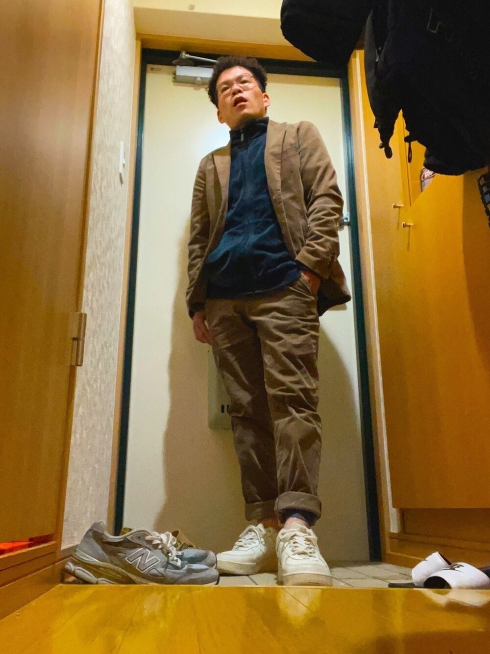 「PUMA、ジャージ、GU、NIKE、エアフォース1、セットアップ、低身長」｜「GUのアイテム（セットアップ、ブラウン系）」を使った、シュンスケさん（メンズ・160cm）の冬コーディネートの1枚目の写真