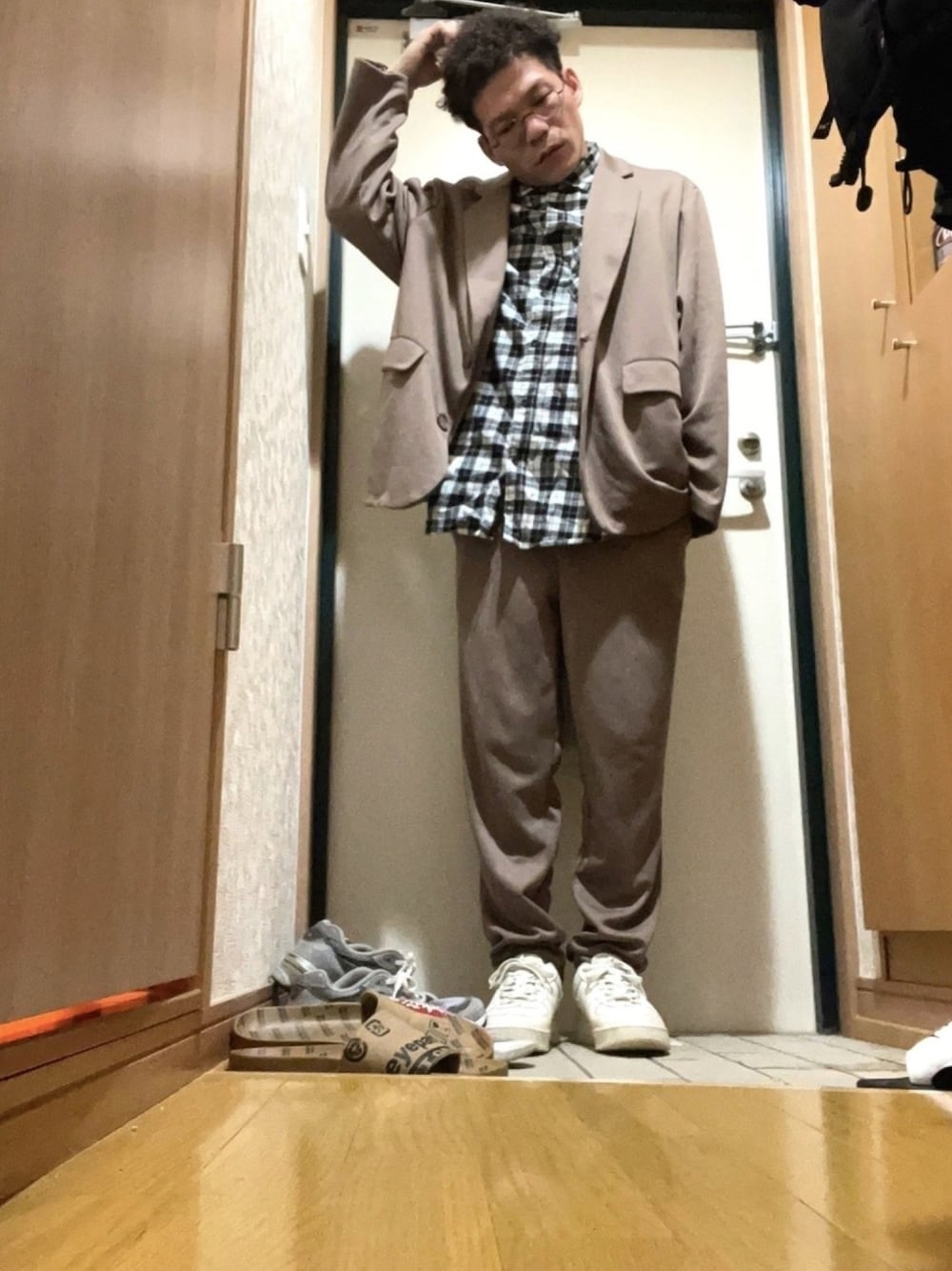 「きれいめカジュアル、H&M、G.O.C、NIKE、AIR FORCE 1、セットアップ、低身長」｜「H&Mのアイテム（シャツ/ブラウス、ブラック系）」を使った、シュンスケさん（メンズ・160cm）の冬コーディネートの1枚目の写真