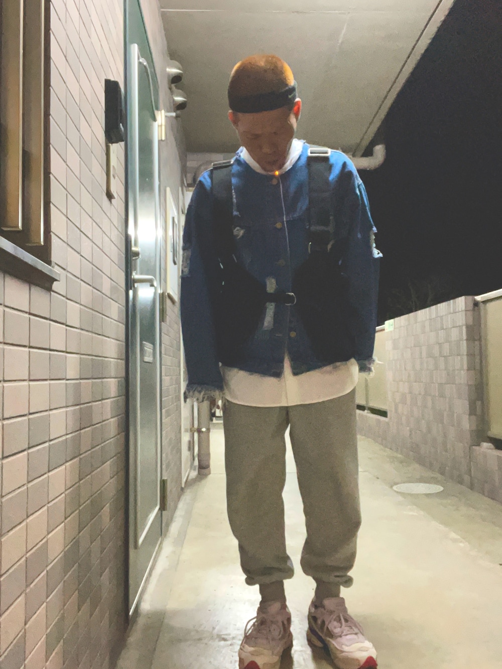 「デニムジャケット、Gジャン、ユニクロ、UNIQLO、スウェットパンツ、adidas、ラフシモンズ、低身長、スニーカー」｜「古着のアイテム（デニムジャケット、ブルー系）」を使った、シュンスケさん（メンズ・160cm）の春コーディネートの1枚目の写真