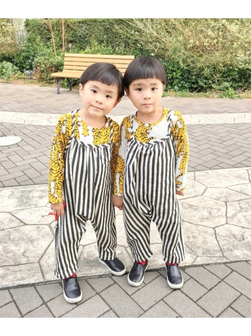 サロペット/オーバーオールを使った「双子コーデ」のキッズ人気
