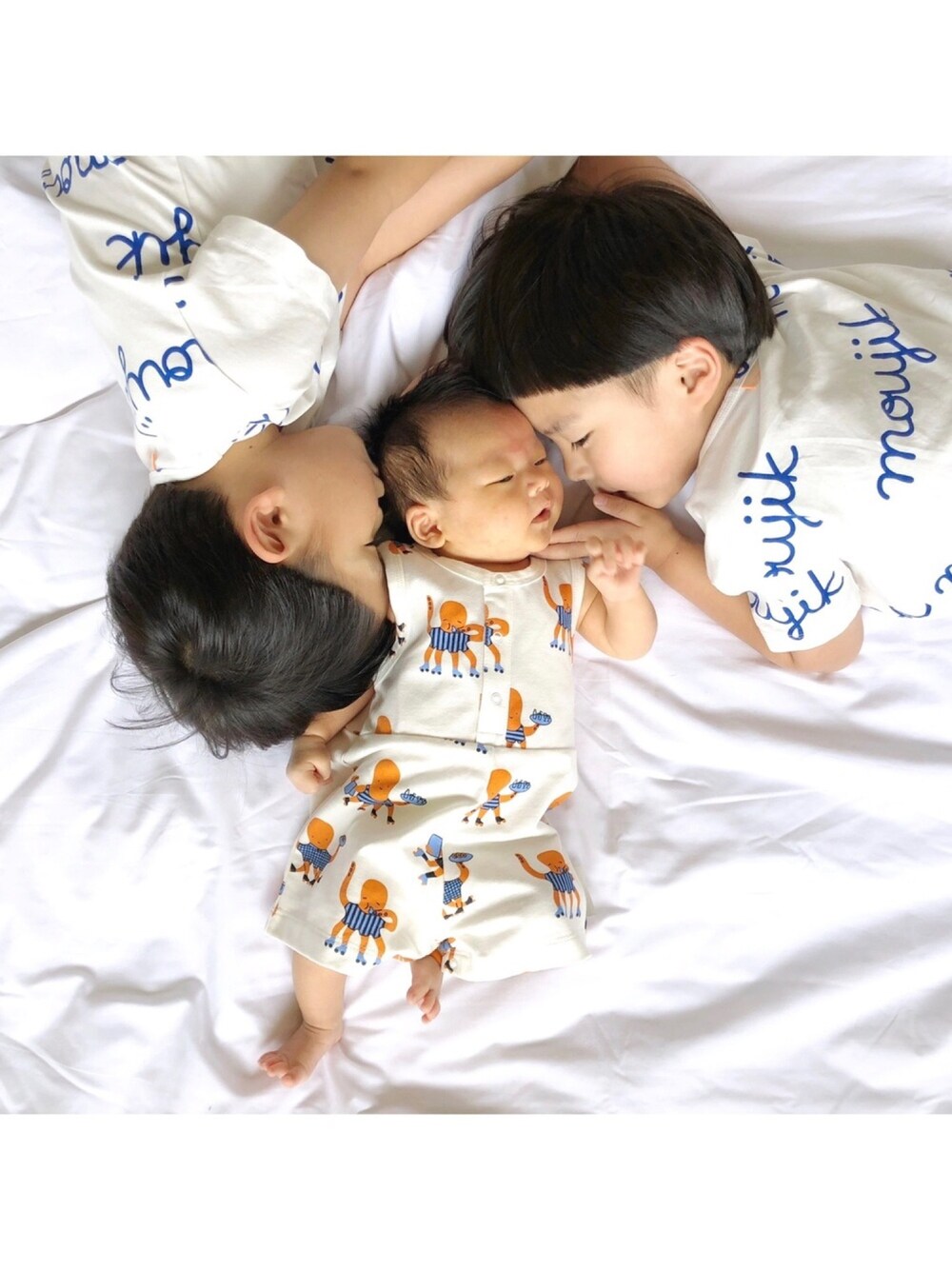 「キッズコーデ、カジュアルコーデ、5歳、おとこのこ、リンクコーデ、兄弟コーディネート、０歳、tinycottons、Tシャツ」｜「tiny cottonsのアイテム（Tシャツ/カットソー、ホワイト系）」を使った、kanako0304さん（キッズ・100cm）の夏コーディネートの1枚目の写真