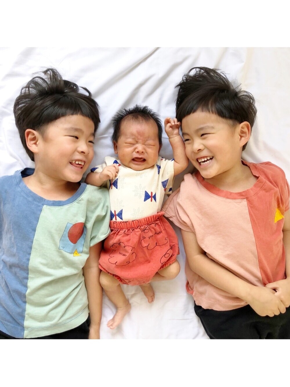 「おそろいコーデ、3BOYS、男の子コーデ、赤ちゃんコーデ、bobochoses、リンクコーデ、双子コーデ、カジュアル」｜「BOBO CHOSESのアイテム（Tシャツ/カットソー、レッド系）」を使った、kanako0304さん（キッズ・100cm）の夏コーディネートの1枚目の写真