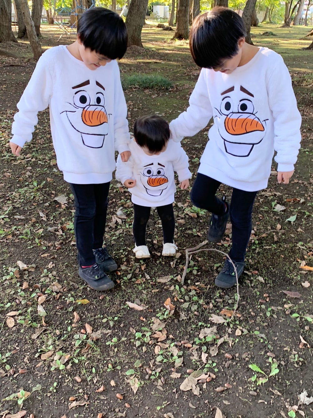 「秋冬コーデ、カジュアル、キッズファッション、おしゃれさんと繋がりたい、H&M、H&Mキッズ、オラフ、アナと雪の女王、男の子、おそろいコーデ」｜「H&Mのアイテム（スウェット、ホワイト系）」を使った、kanako0304さん（キッズ・120cm）の秋コーディネートの1枚目の写真