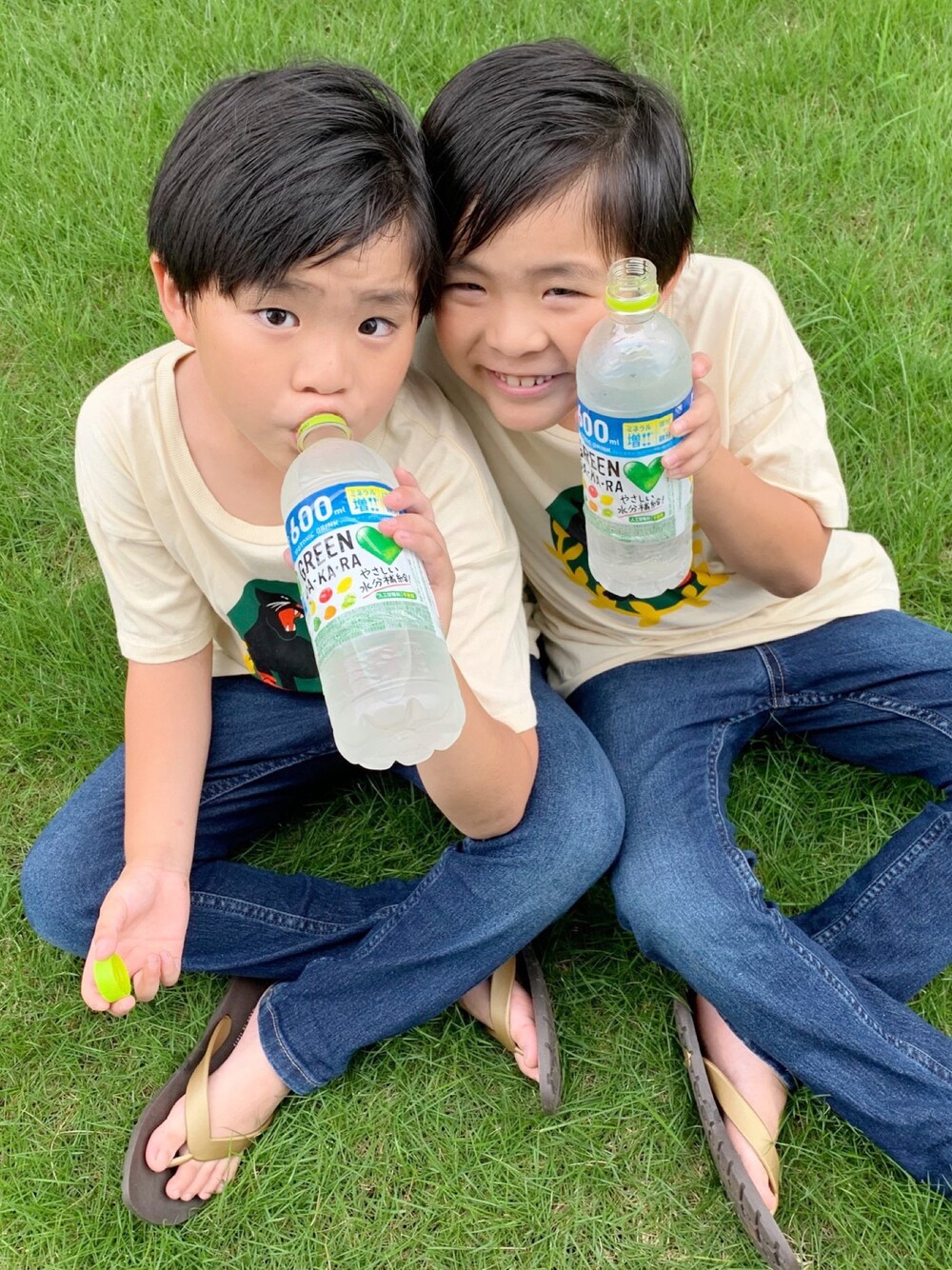 「キッズコーデ、カジュアルコーデ、休日スタイル、夏だ！Tシャツ着よう！、シンプルコーデ、男の子、Tシャツ、minirodini、チャオパニックティピー(CIAOPANIC TYPY)、サンダル」｜「Mini Rodiniのアイテム（Tシャツ/カットソー、ベージュ系）」を使った、kanako0304さん（キッズ・120cm）の夏コーディネートの1枚目の写真