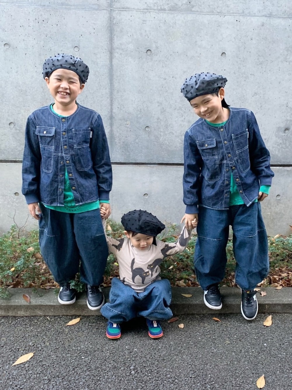 「秋冬コーデ、キッズコーデ、男の子コーデ、ベレー帽、シンプル、秋コーデ、デニムコーデ、リンクコーデ、双子コーデ」｜「frankygrow × GRISのアイテム（ハンチング/ベレー帽、ブラック系）」を使った、kanako0304さん（キッズ・120cm）の冬コーディネートの1枚目の写真