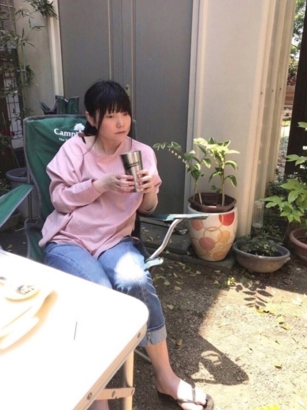 ピンク系のTシャツ/カットソー、ブラック系のサンダル、ブルー系のデニムパンツを着用したレディースの春コーディネートの1枚目の写真