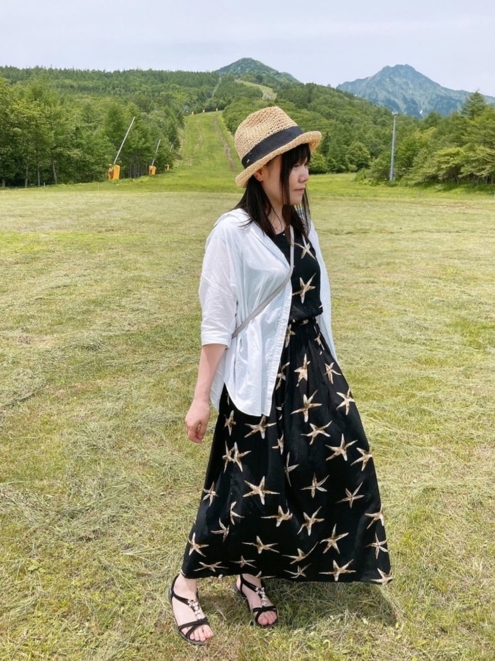 「オトナカジュアル、シャツ好き集まれ、夏コーデ、ワンピース、清里テラス、おしゃれさんと繋がりたい」｜「AZUL by moussyのタイプライタードロップショルダー5分SH（シャツ/ブラウス、ホワイト系）」を使った、共兄さん（レディース・153cm）の夏コーディネートの1枚目の写真