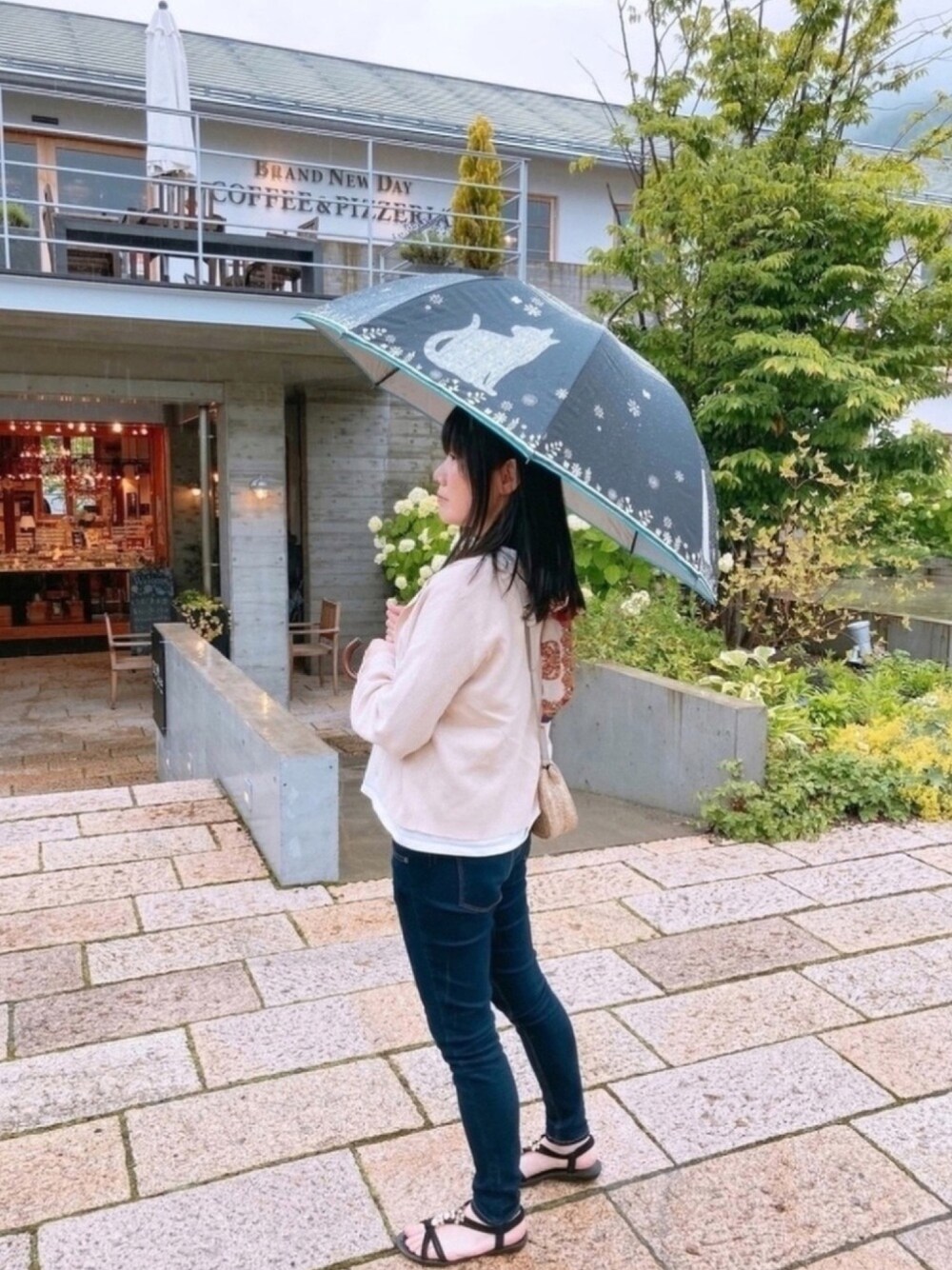 ベージュ系のノーカラージャケット、ホワイト系のTシャツ/カットソー、ブルー系のデニムパンツを着用したレディースの夏コーディネートの1枚目の写真
