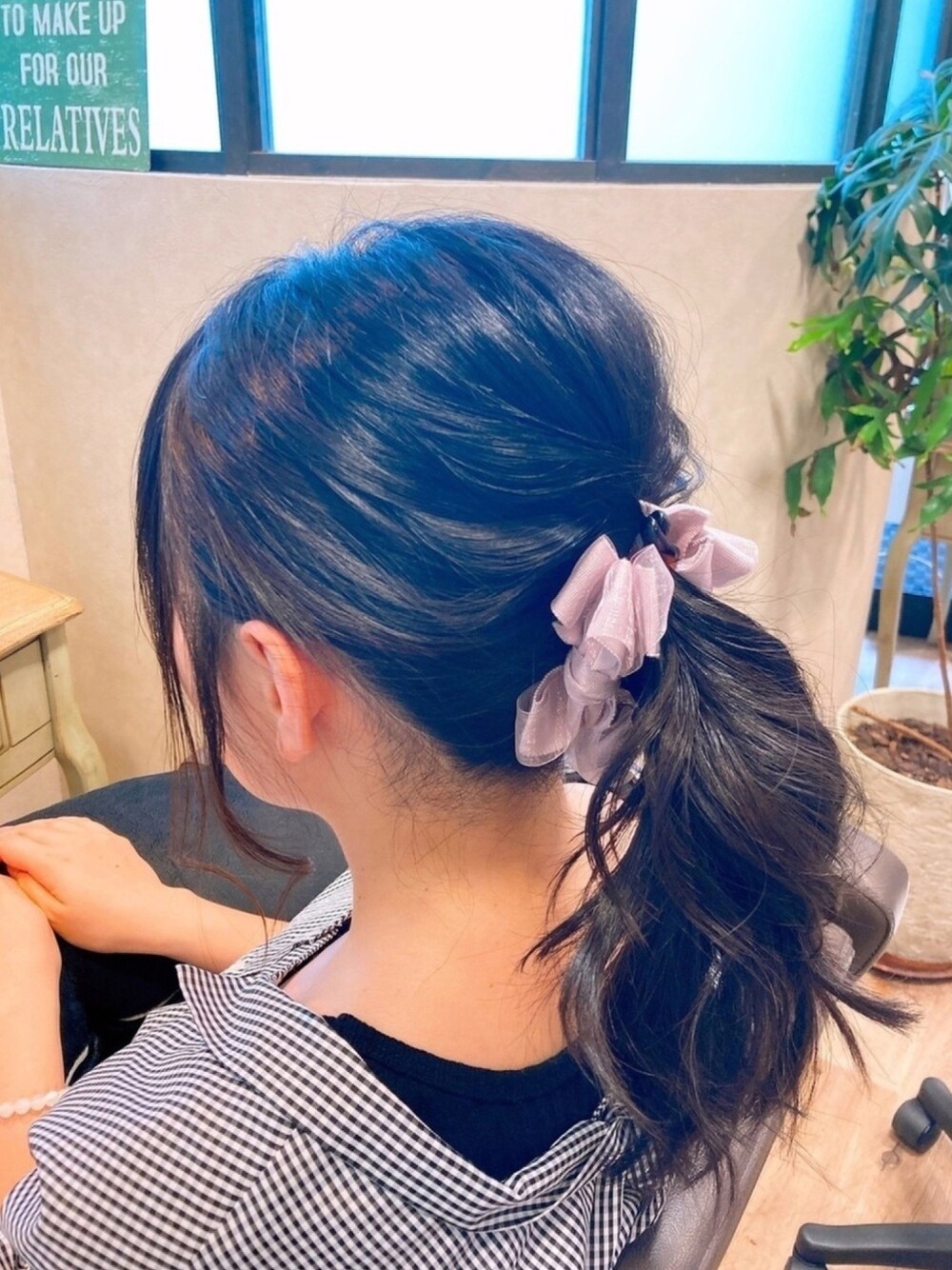 「バックリボン、オトナカジュアル、チェック、バナナクリップ、ヘアアレンジ、おしゃれさんと繋がりたい」｜「Ange Bloomのグログランフリルバナナクリップ（バレッタ/ヘアクリップ、ピンク系）」を使った、共兄さん（レディース・153cm）の夏コーディネートの1枚目の写真