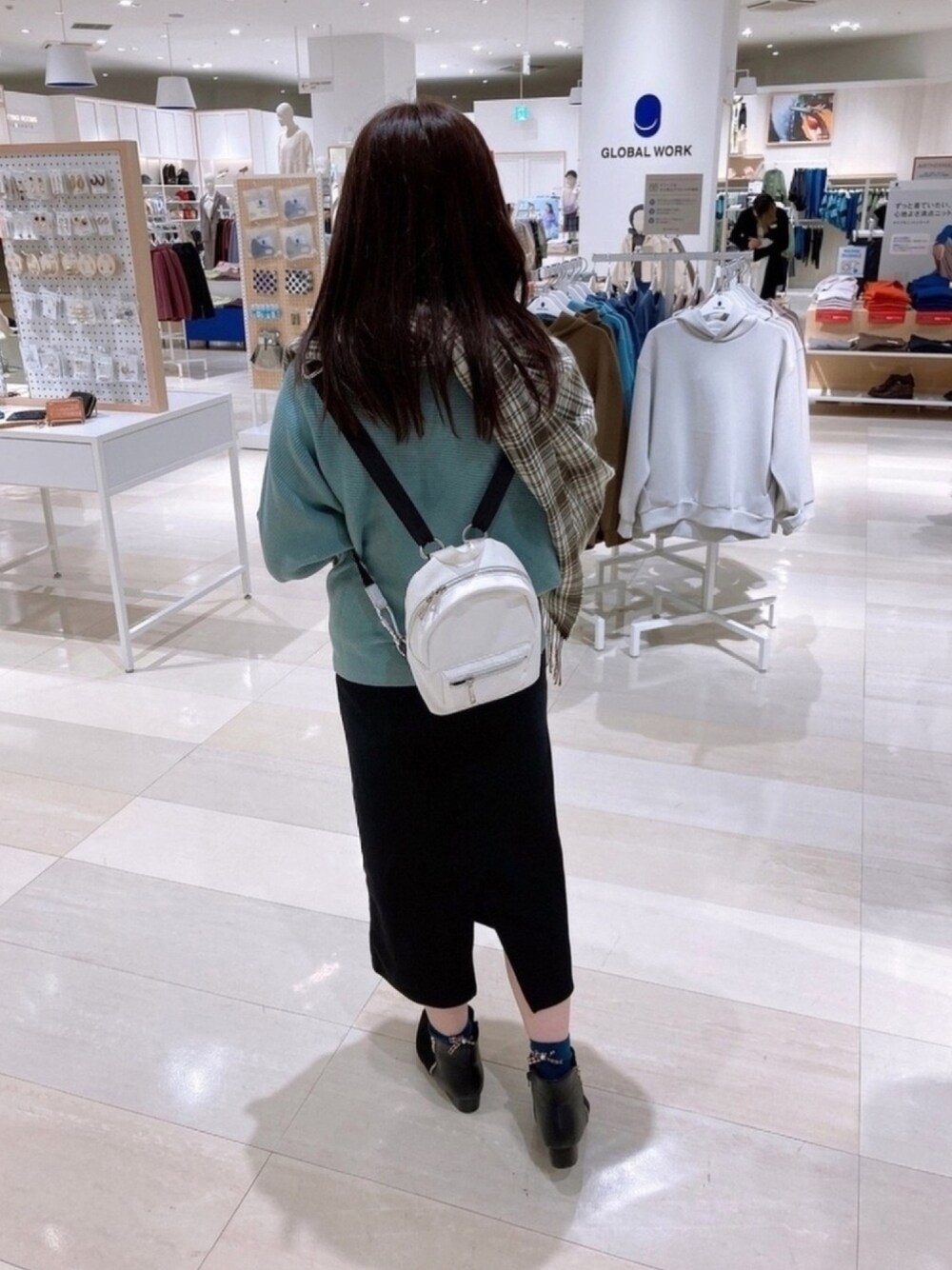 「秋コーデ、オトナカジュアル、リブスカート、リュック、ショートブーツ、おしゃれさんと繋がりたい」｜「HAREのミニハイショクバックパック(HARE)（ボディバッグ/ウエストポーチ、ホワイト系）」を使った、共兄さん（レディース・153cm）の秋コーディネートの1枚目の写真