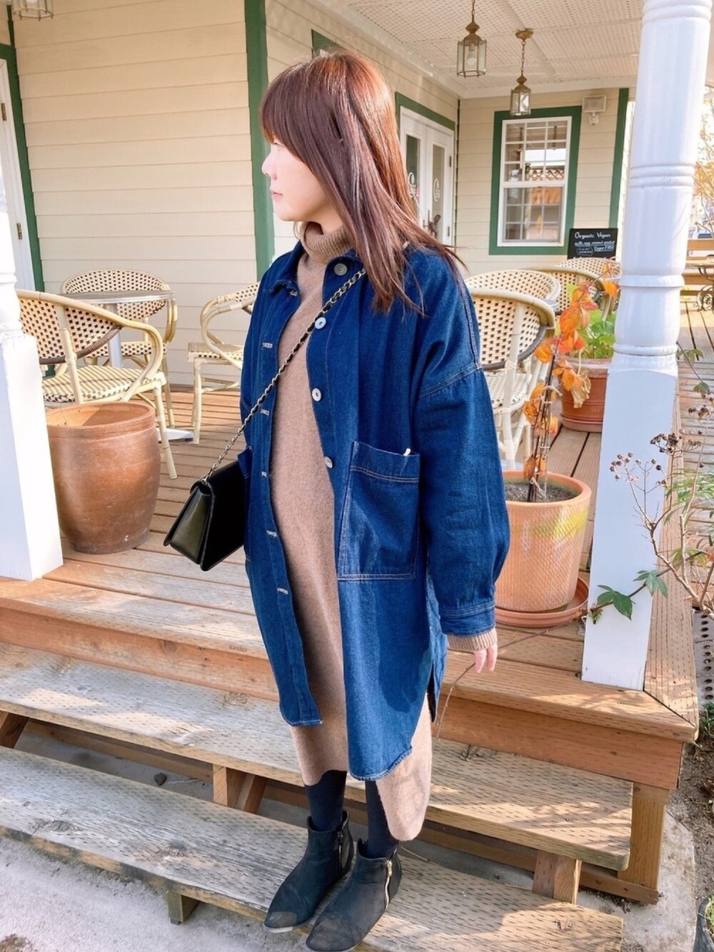「ニットコーデ、年末WEAR感謝祭、デニムジャケット、ニットワンピース、おしゃれさんと繋がりたい」｜「coca（coca）のミドル丈サイドスリットデニムジャケット（デニムジャケット、ブルー系）」を使った、共兄さん（レディース・153cm）の冬コーディネートの1枚目の写真