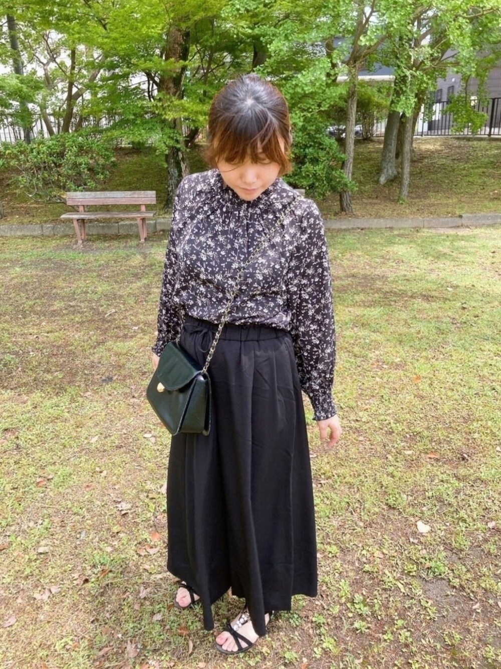 「シンプル、ブラック、ワイドパンツ、シャーリング、ぷいぷいモルカー、おしゃれさんと繋がりたい」｜「frames RAY CASSINの小花柄シャーリングプチハイブラウス（シャツ/ブラウス、ブラック系）」を使った、共兄さん（レディース・153cm）の春コーディネートの1枚目の写真
