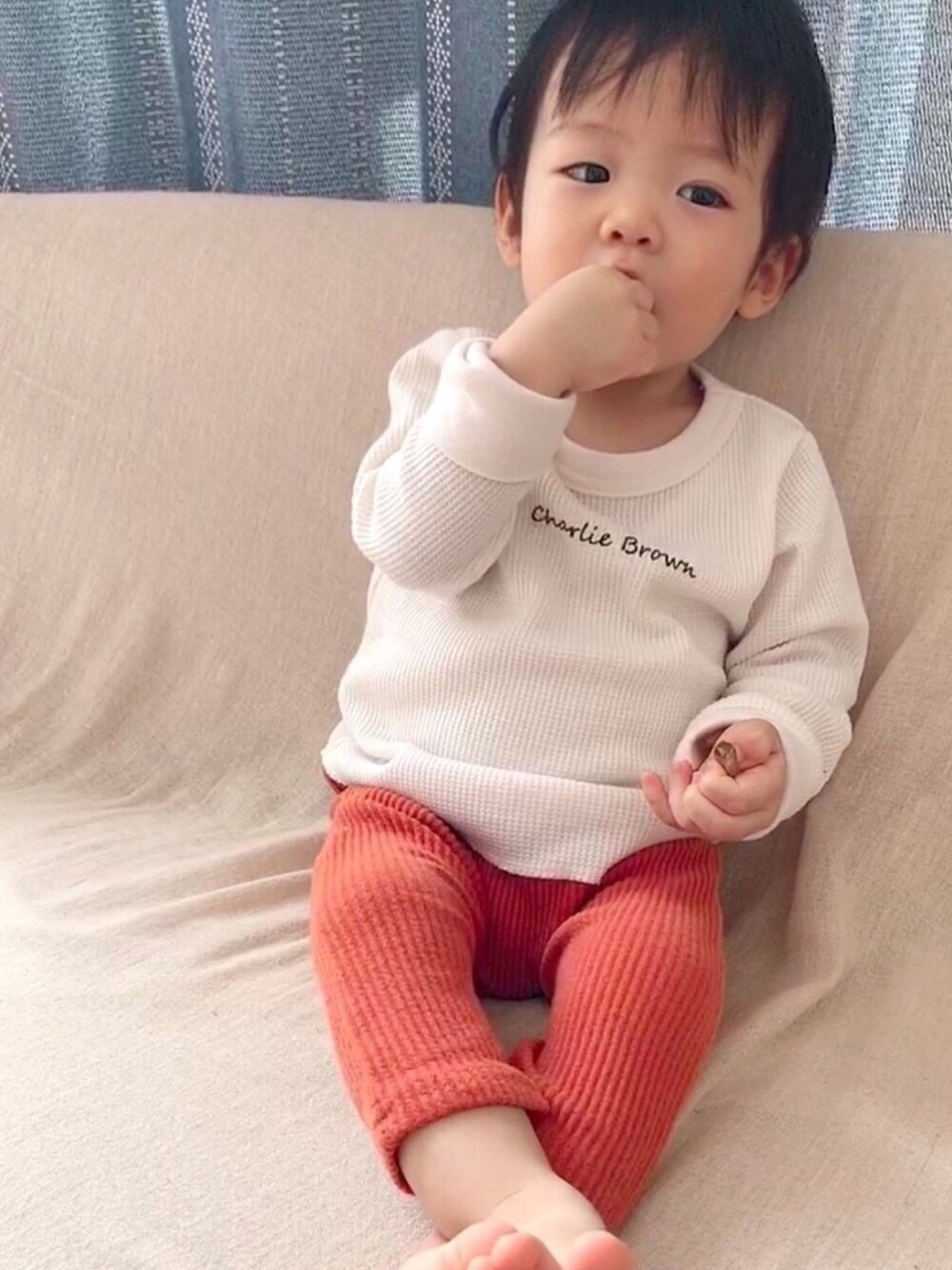 「秋のコーデ、シンプル、アプレレクール、韓国ファッション、チャーリー・ブラウン、リブパンツ、1歳、90cm、シンプルコーデ、カジュアル」｜「apres les coursのCharlie Brown(チャーリー・ブラウン) ワッフルTシャツ（Tシャツ/カットソー、ホワイト系）」を使った、ｔａｉｓｅｉ𓆉さん（キッズ・90cm）の秋コーディネートの1枚目の写真