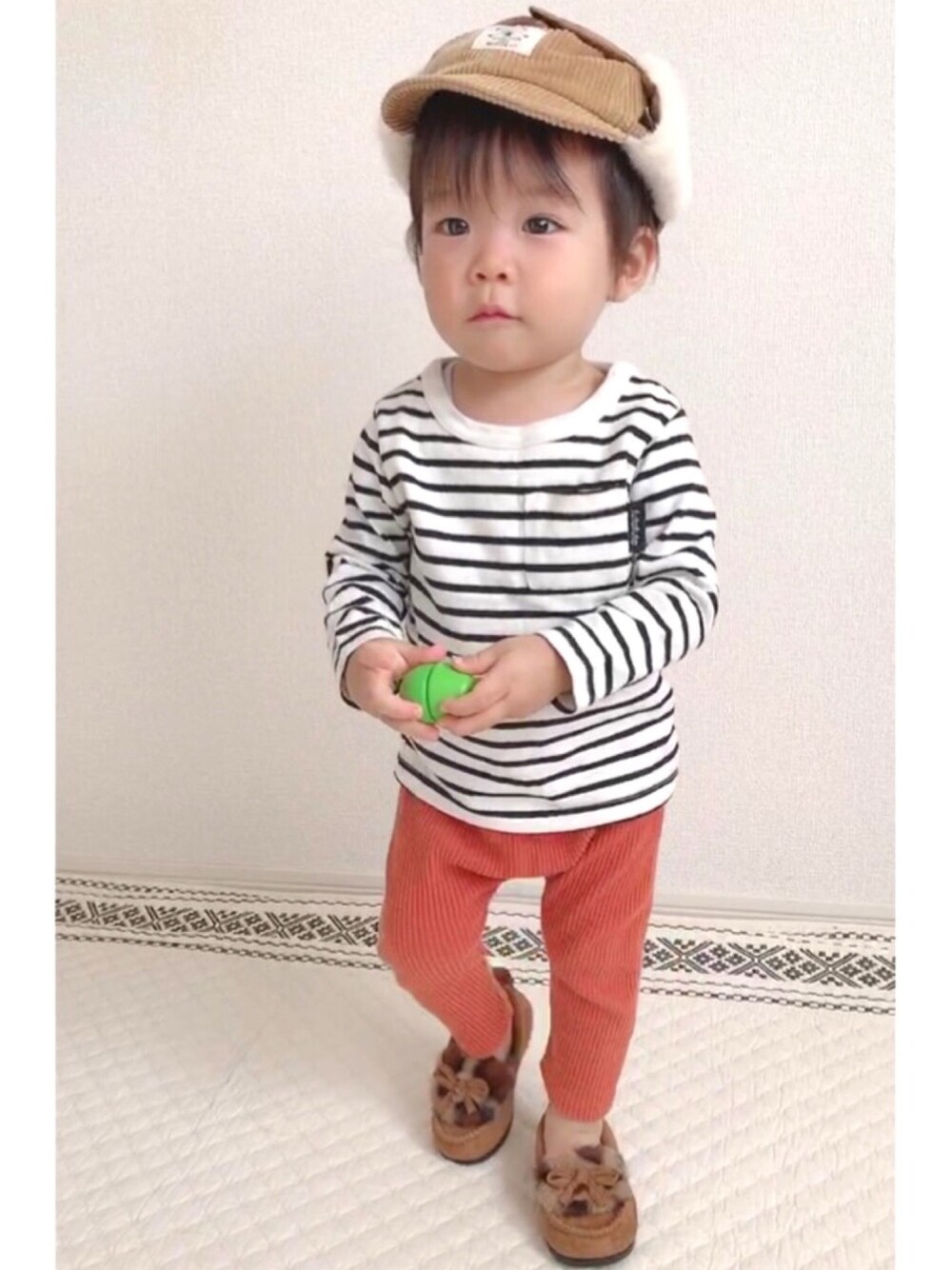 「男の子コーデ、カジュアルコーデ、フライトキャップ、ボーダー、futafuta、フタT、韓国子供服、モカシン、1歳5ヶ月」｜「futafutaのアイテム（Tシャツ/カットソー、ホワイト系）」を使った、ｔａｉｓｅｉ𓆉さん（キッズ・90cm）の秋コーディネートの1枚目の写真