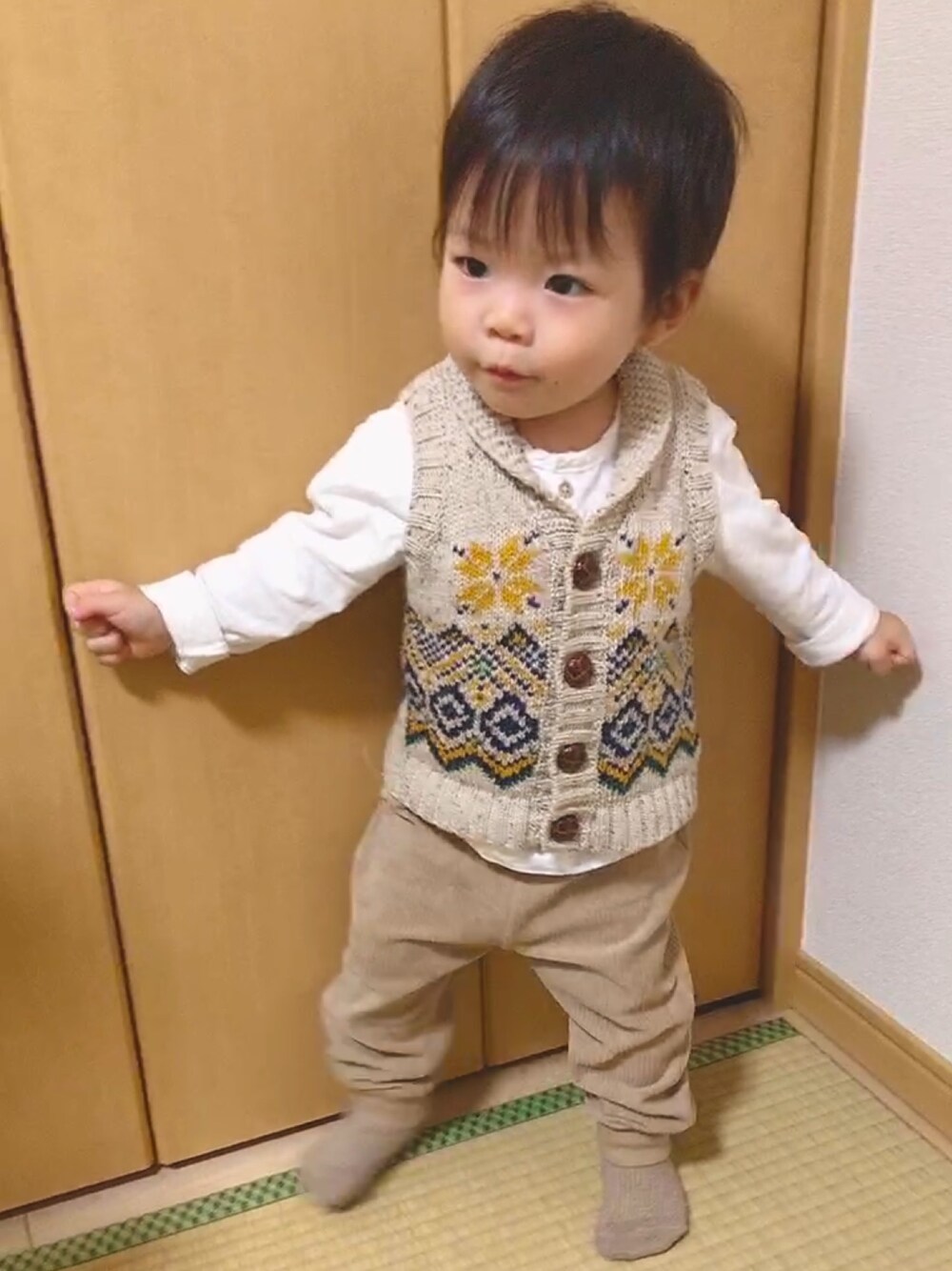 「秋冬コーデ、秋コーデ、おしゃれさんと繋がりたい、パンツスタイル、ブリーズ、ニットベスト、ザラベビー、ZARA、1歳5ヶ月、カフェオレコーデ」｜「BREEZEのアイテム（ダウンベスト、ベージュ系）」を使った、ｔａｉｓｅｉ𓆉さん（キッズ・90cm）の秋コーディネートの1枚目の写真