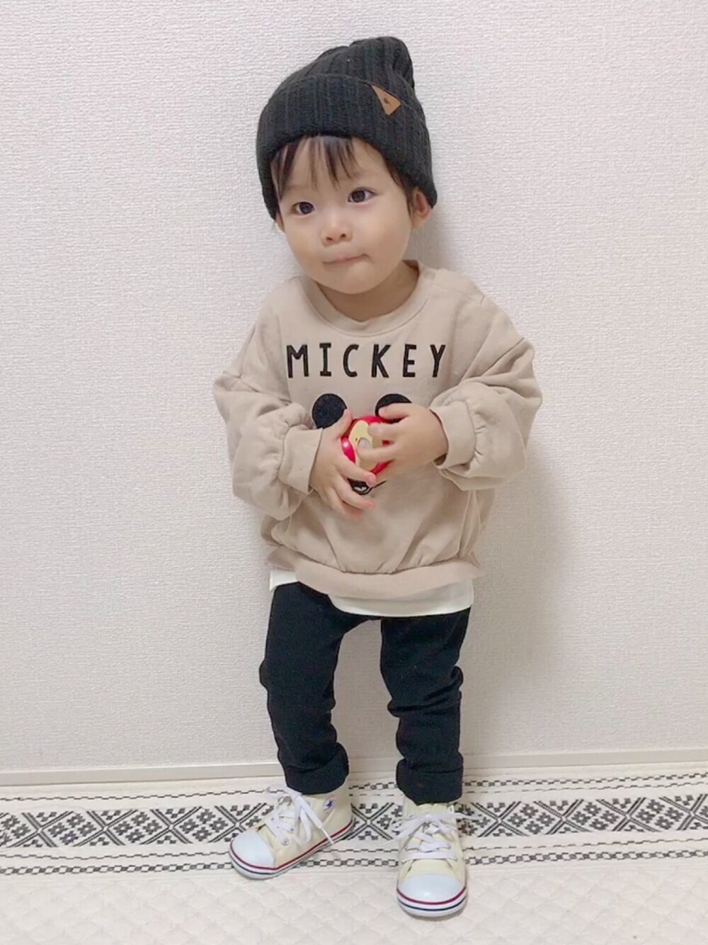 「カジュアル、男の子コーデ、ゆるコーデ、スウェット、男の子、プチプラコーデ、ニット帽、ミッキー、ベージュ、1歳半」｜「Ampersandのアイテム（ニットキャップ/ビーニー、ブラック系）」を使った、ｔａｉｓｅｉ𓆉さん（キッズ・90cm）の秋コーディネートの1枚目の写真
